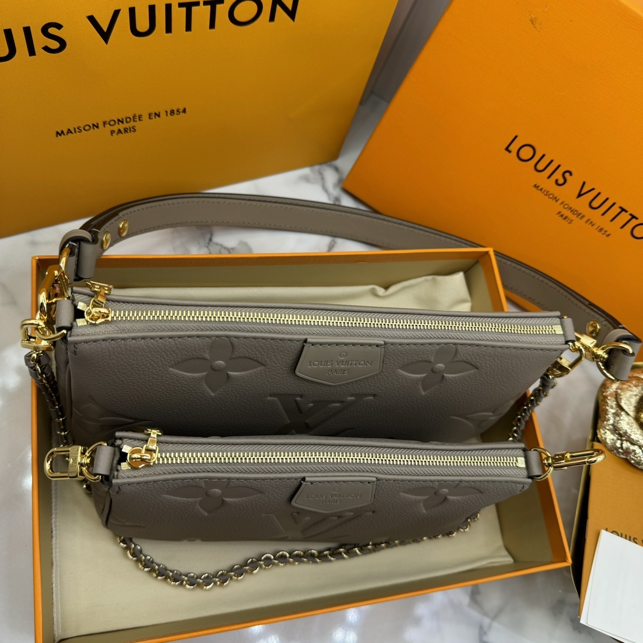 LV Multi Pochette Accessoires Bag กระเป๋าทรงพอช รุ่นใหม่ล่าสุด งานหนังแท้ สวยงามเลอค่า ตามแบบฉบับแบรนด์ ปั้มลายคมชัด มาเป็นเซ็ท 2 ใบ ใช้งานง่าย