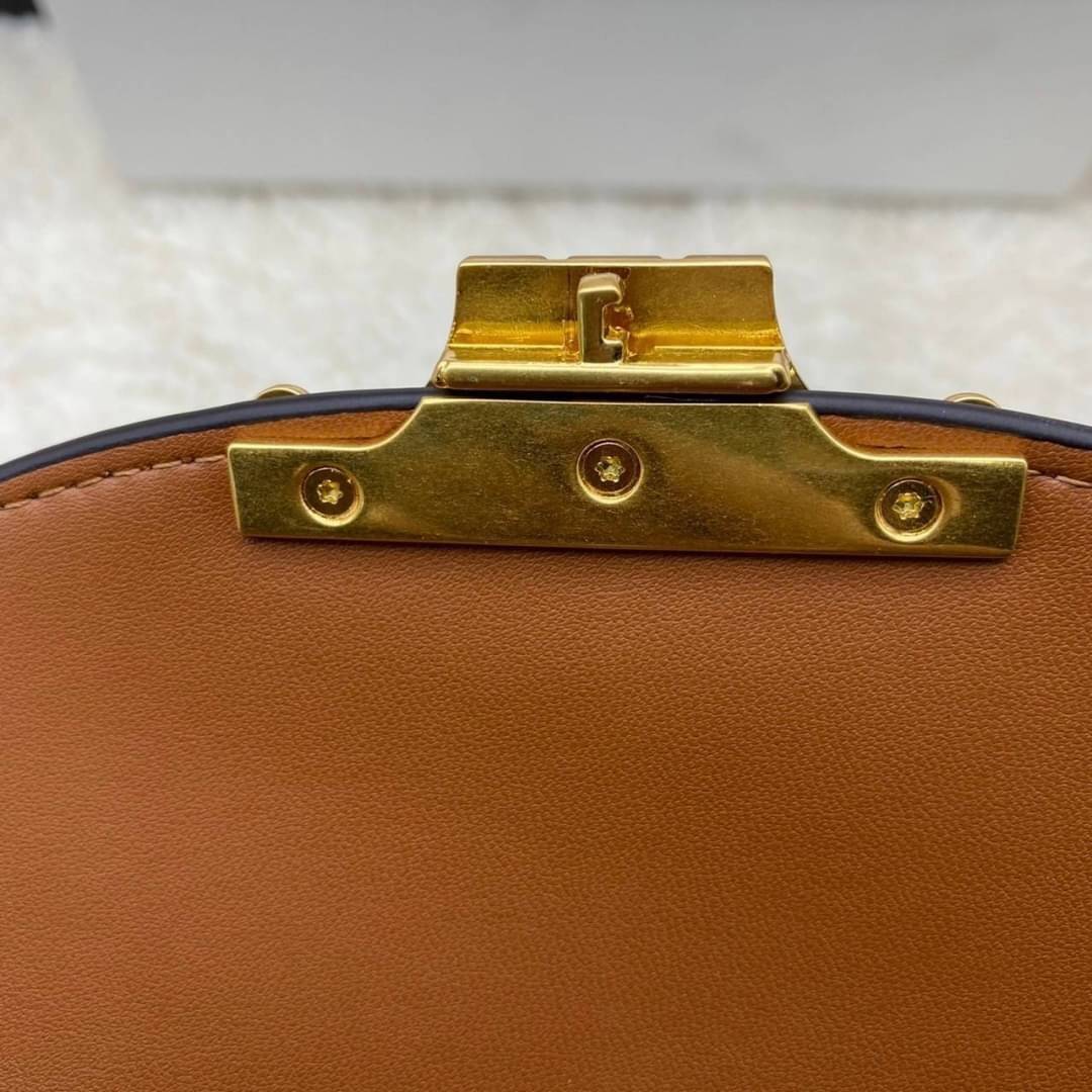 CELINE Teen BESACE TRIOMPHE in Triomphe Canvas and Calfskin Tan เกรดออริจินอล รุ่นใหม่ล่าสุด พร้อมส่งที่ไทย ภาพสินค้าถ่ายจากงานขายจริง ใช้งานต่างประเทศได้