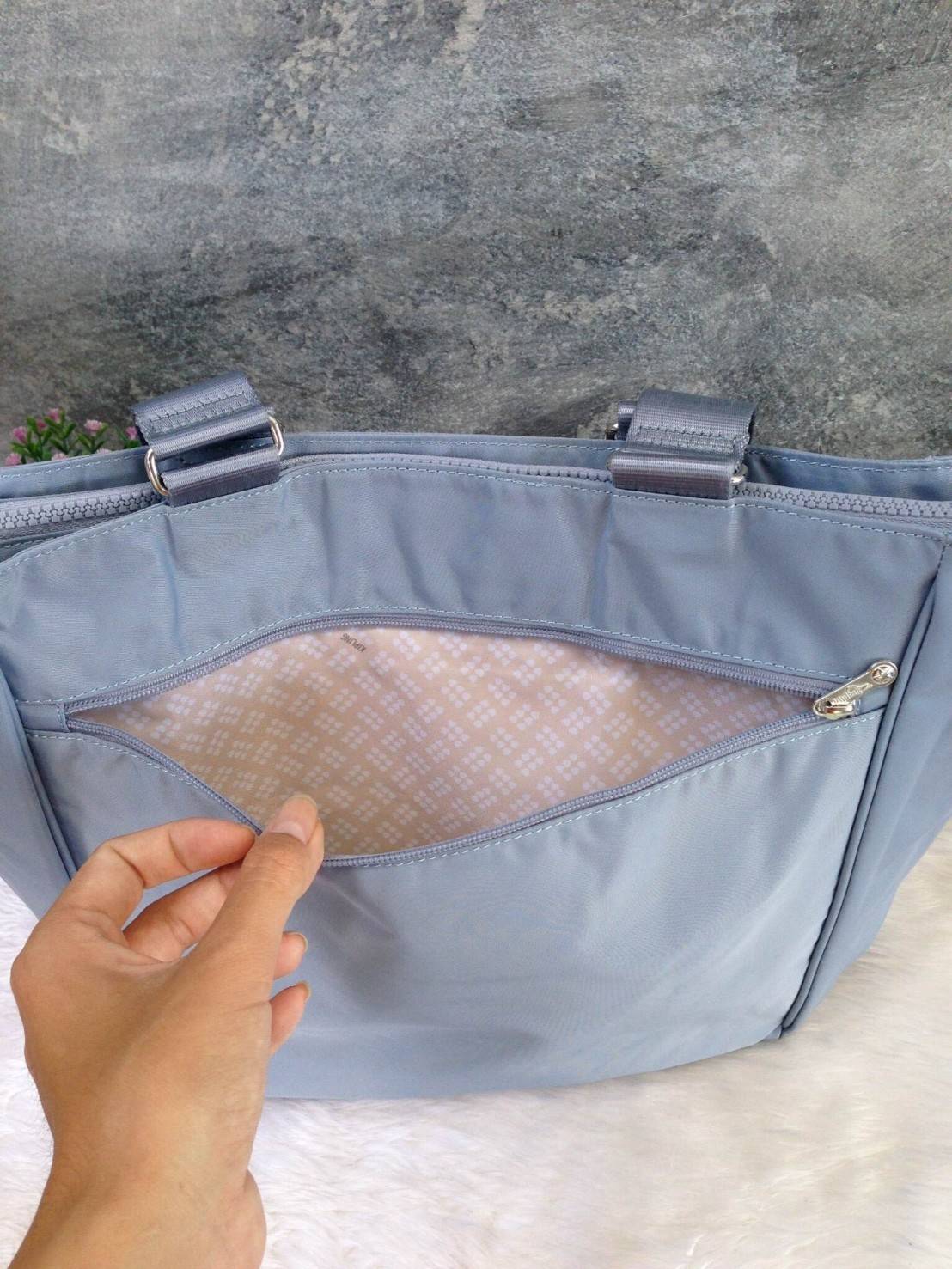 🎄KIPLING กระเป๋าสะพาย รุ่น Kasper ที่มาพร้อมดีไซน์สีที่เรียบง่าย แต่มีสไตล์อันโดดเด่นและน่าหลงใหล ช่วยเปลี่ยนให้วันธรรมดาของคุณกลายเป็นวันที่สนุกสนาน ซึ่งกระเป๋ารุ่นนี้ประกอบด้วยช่องใส่ของหลายๆช่อง และมีพื้นที่ภายในที่กว้างขวางถูกใจใครหลายๆคนที่ต้