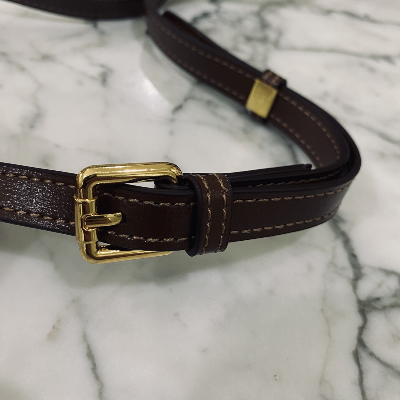 GUCCI Horsebit 1955 Mini Bag กระเป๋าสะพายทรงกล่องสวยอยู่ทรง ใส่โทรศัพท์หรือของใช้เล็กน้อยได้อย่างคล่องตัว แฝงความหรูราคาดีงามจัดมาให้พร้อม box set เป็นใบที่จะหยิบใช้ได้บ่อยๆ ด้วยขนาดกำลังดีใบนี้เอาอยู่เลยค่ะ