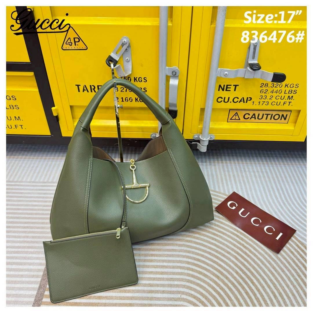 Gucci Softbit maxi shoulder bag กระเป๋าทรงโฮโบโฉมใหม่ใบใหญ่ อะไหล่เป็นเอกลักษณ์ของแบรนด์ในรูปแบบ Horsebit ครึ่งรูปขนาดใหญ่ หรูหราและใช้งานสะดวก รูปทรงสไตล์สบายๆ หนังลายเกรนสวยหรูนุ่มนวลพร้อมเท็กเจอร์อันโดดเด่น