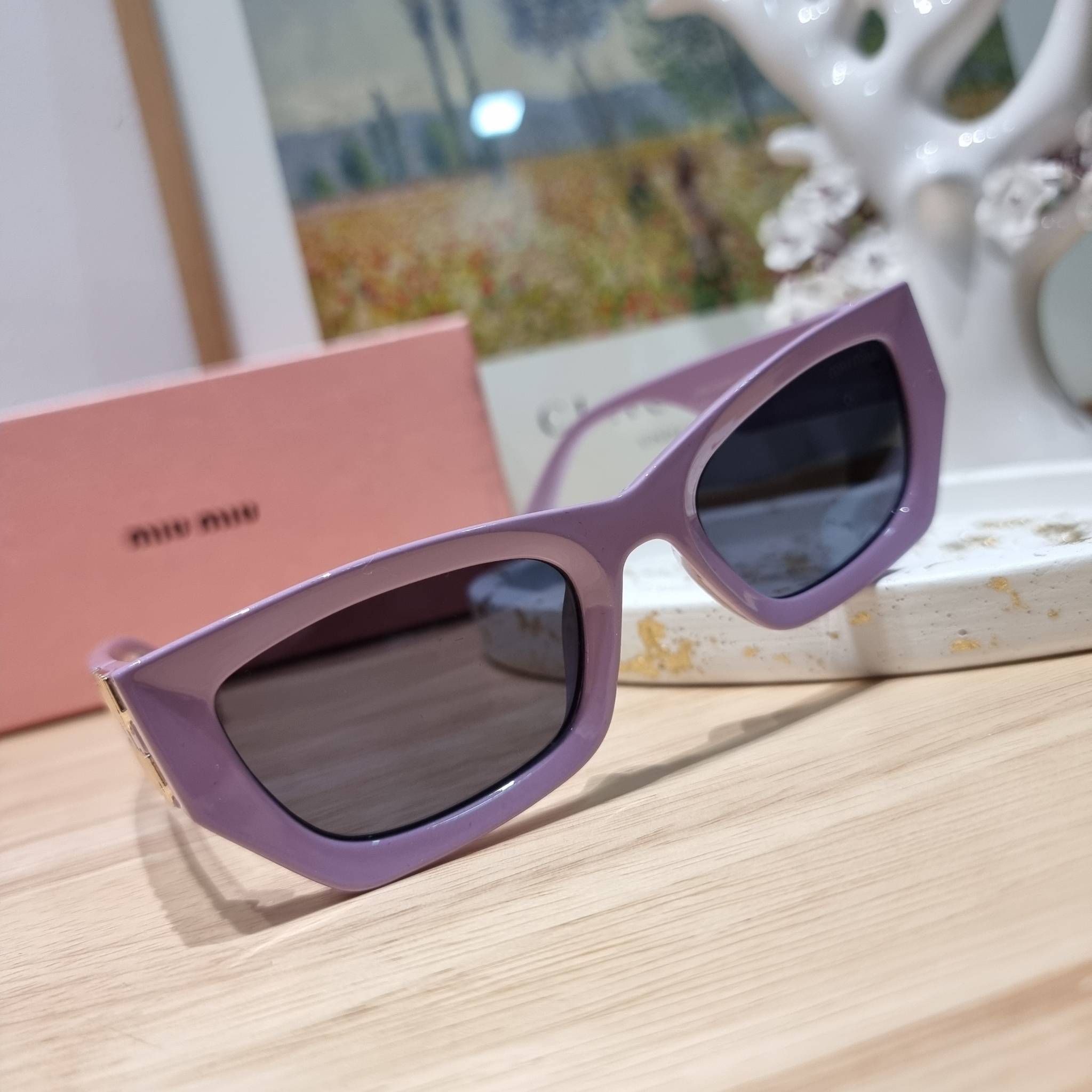 MIU MIU Sunglasses UV protection มาพร้อมอุปกรณ์ครบเซ็ท สวยปัง สวยตะโกน มีพกติดตัวไว้ไม่ตกเทรนด์ ใส่เสริมโหงวเฮ้ง ดูผู้ดี ใช้ได้ทุกโอกาส ทุกสถานการณ์ ใส่ที่บ้านถนอมสายตา ใส่ออกข้างนอกกันแดด กันลม กันฝุ่นก็มั่น ก็เลิศทั้งหมด