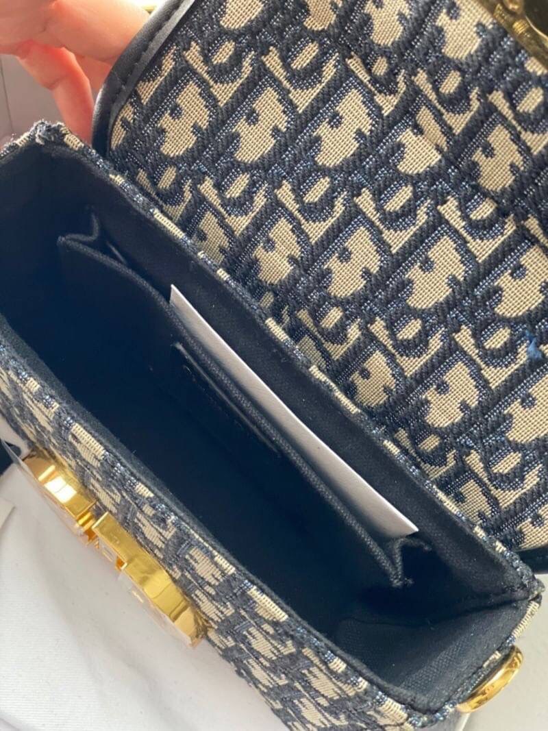 17cm CHRISTIAN DIOR 30 MONTAIGNE BAG ไอเท็มหายาก!! Best seller!! ยกให้น้องเลย!! กระเป๋าทรงกะทัดรัด มี 2 ขนาด ดีไซน์เรียบหรูในความเป็นเอกลักษณ์ ใช้งานง่าย สะดวก ใช้งานได้ทุกโอกาส แนะนำเป็น everyday bag ติดตัวไว้เลยจ้าสาวๆ