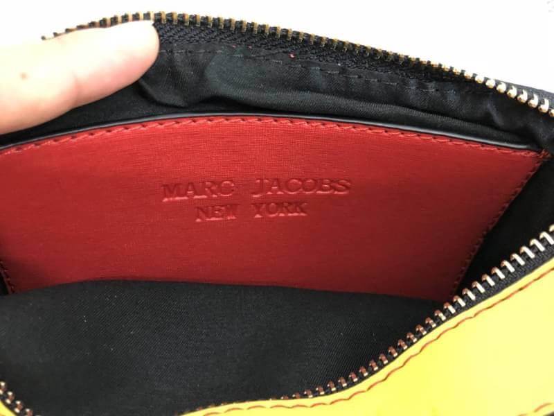 MACR JACOBS NEW YORK 2 ZIP กระเป๋าสะพายข้างหรือ crossbody ได้ค่ะ มาพร้อมสายสะพายมา 2 สาย ถอด และปรับระดับ ได้ทั้ง 2 สาย สลับใช้ไม่จำเจ ด้านหน้าตประดับ logo สวยหรู มี 2 ช่องซิปใส่ของ ภายในจุได้พอประมาณ มีช่องซิป และช่องเล็กใส่ของจุกจิก ที่จับซิปเป็นพวงหนัง