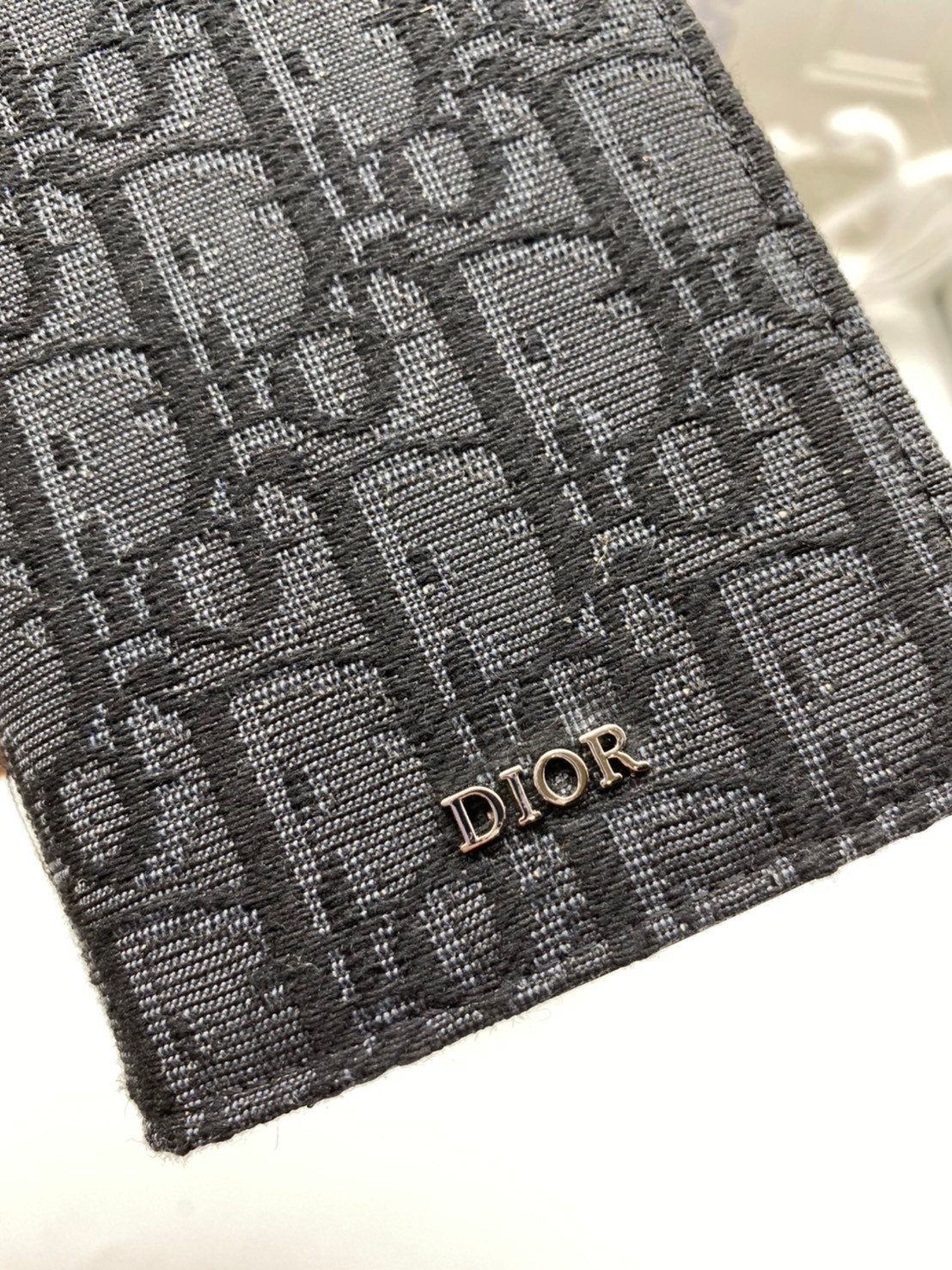 หนังแท้ DIOR LONG WALLET MONOGRAM / DIOR WALLET กระเป๋าสตางค์ใบยาว เอกลักษณ์ของความหรู วัสดุหนังแท้และผ้า Jacquard อย่างดีสวยงามที่สุด ผสมผสานความสง่างามและคลาสสิกที่เข้ากับยุคสมัย ด้านหน้าโดดเด่นด้วยซิกเนเจอร์แบรนด์ เป็นอีกหนึ่งรุ่นที่ดาราเชเลปใช้กันเยอะ