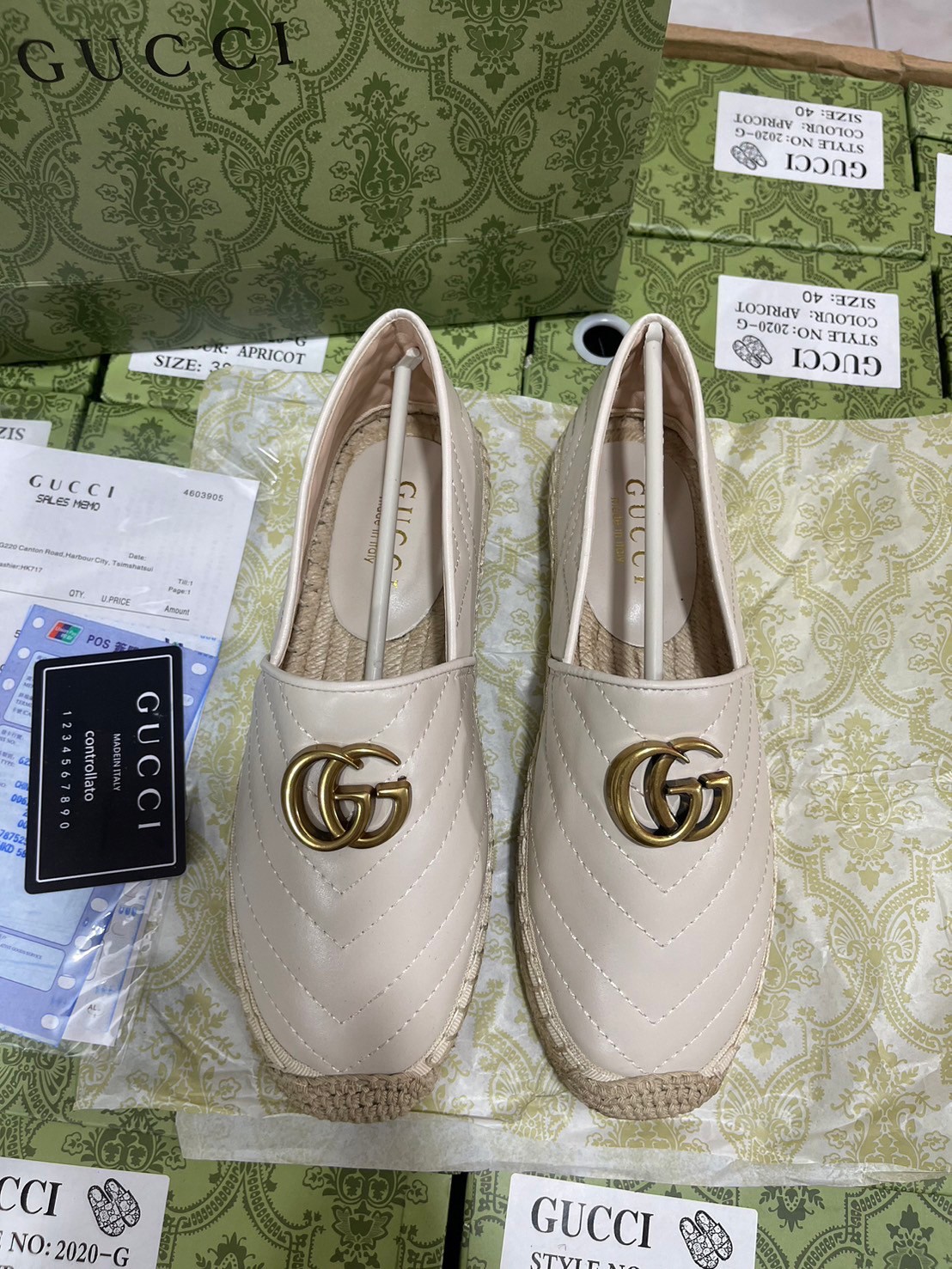 GUCCI Leather Espadrille with double G รองเท้าผ้าใบลำลองรุ่นยอดฮิต ขับผิว ใส่สบาย ยืนเดินได้นาน พื้นยางอย่างดียืดหยุ่นสูง ใส่เดินชิลหรือเที่ยวก็ปัง สวยงาม ได้หลากหลายโอกาส