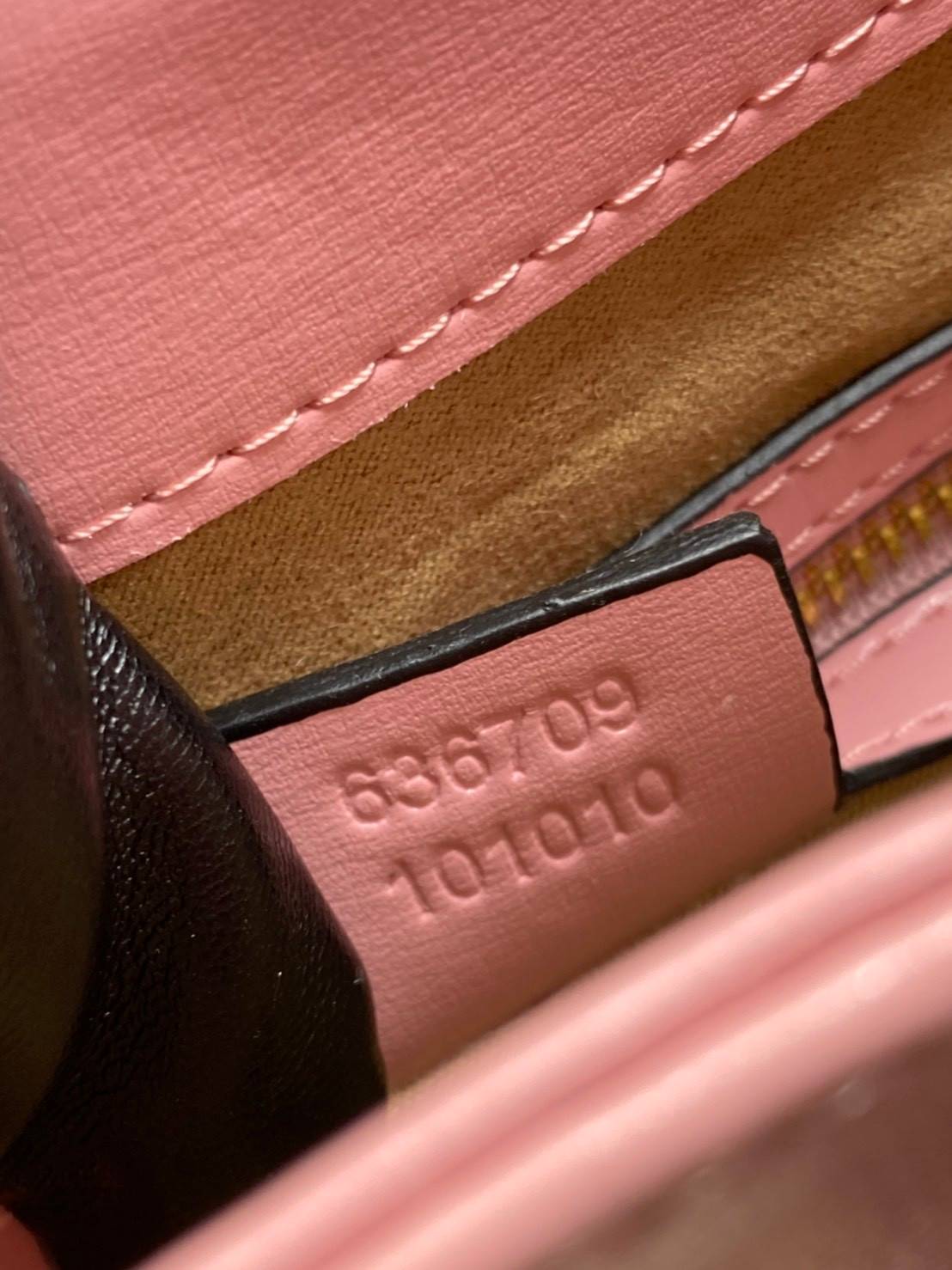 VIP GIFTbag 】หนังแท้ GUCCI Jackie 1961 mini shoulder bag กระเป่ารุ่นฮิตจาก Gucci ต้องบอกเลยว่าสำหรับสาวๆหลายคนนั้น ที่ชื่อชอบ หรือเป็นสาวกกลับแบรนด์อย่าง Gucci ต้องบอกเลยนะว่าสำหรับรุ่นนี้ห้ามพลาดไปทีเดียว บอกว่าได้เป็นตำนานควาวินเทจได้อย่างดี โดยขนาดของต