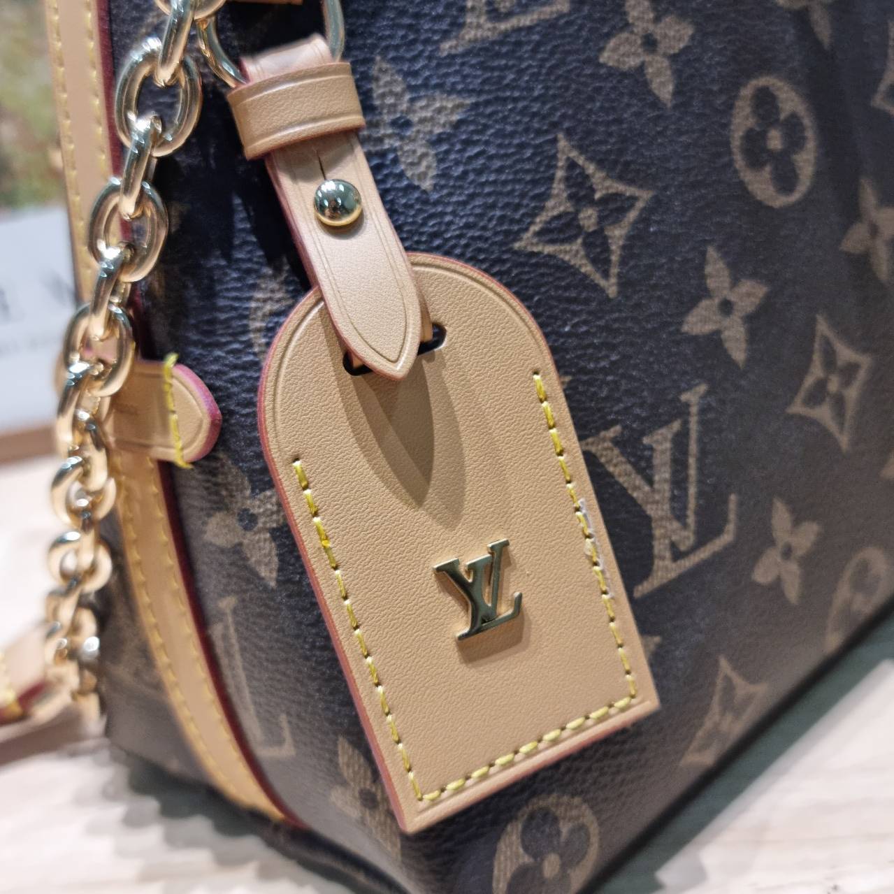 LV CARRYALL BB ใหม่ล่าสุด รุ่นลิมิเต็ดที่สาวๆตามหา จากเคาน์เตอร์ dutyfree ซึ่งเป็นดีไซน์ใหม่ 2025 กระเป๋าสะพายไหล่ทรงสวย ดีไซน์เรียบง่ายคลาสสิค หรู ดูผู้ดี รูปทรงใช้งานง่าย