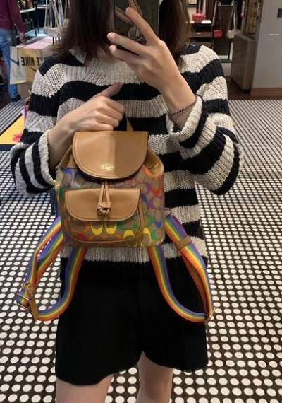 COACH PENNNIE BACKPACK IN RAINBOW SIGNATURE ((C4097)) สวยจึ้งมากแม่ ห้ามพลาด ต้องมีค่ะ! พร้อมส่งค่ะ ล่าสุด กับกระเป๋าสะพายหลังมีหูหิ้ว หนังแท้นิ่มอย่างดี ลายCทั้งใบแบบสีรุ้งสดใสมาเลย สวยมากๆค่ะ