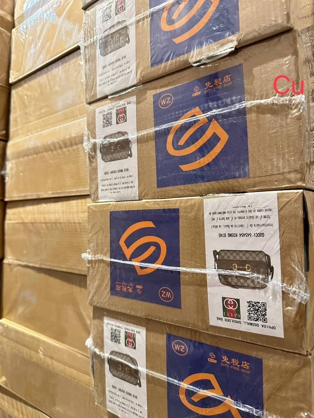 GUCCI horsebit 1955 small shoulder bag กระเป๋าสะพายทรงกล่องคลาสสิกมาพร้อมรายละเอียดที่น่าค้นหา ดูหรูหรา สามารถใช้งานได้หลากหลายโอกาส เป็นเพื่อนคู่ใจในวันสบายๆ หรือออกงานเป็นทางการ ไม่ควรพลาดเลยค่ะ