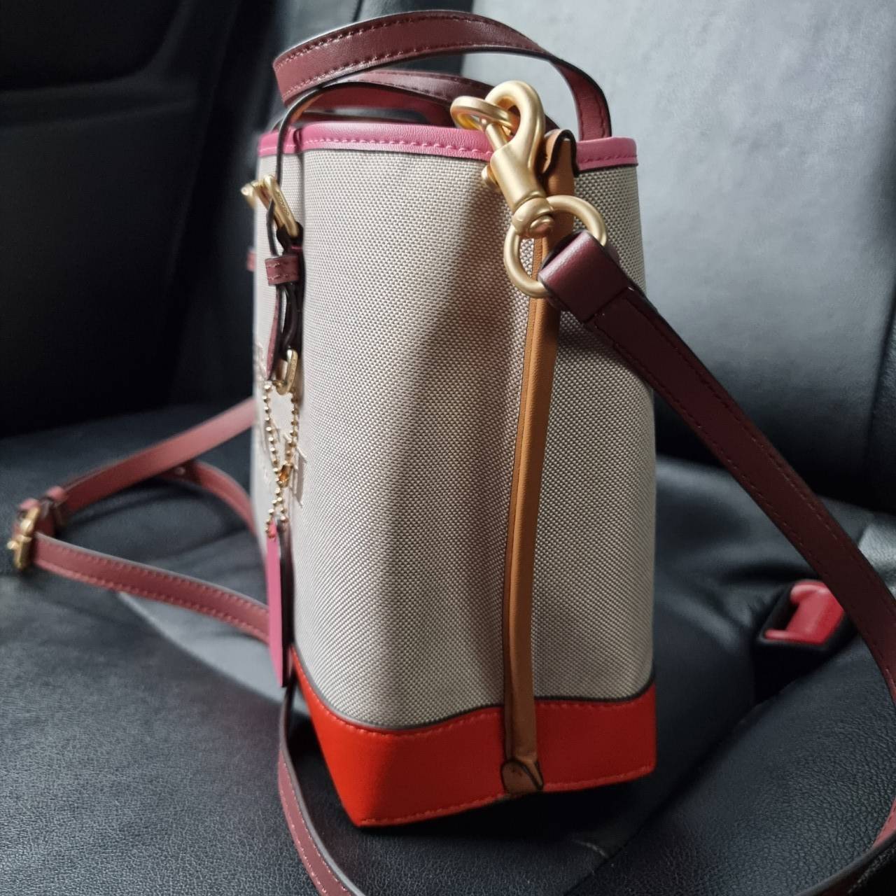 COACH C4085 MOLLIE TOTE 25 IN COLORBLOCK กระเป๋าทรงโท้ทยอดฮิต ขนาดมินิไซส์ ดีไซน์สวยคมทุกรุ่น!! ตกแต่งซิกเนเจอร์ถักทออยู่บนผ้าแคนวาส ดูโดดเด่น ภายในเป็นช่องโล่ง มีช่องซิปกลางใส่ของได้ ขนาดกำลังดีแบบใส่ของได้ครบครัน มาพร้อมสายสะพายข้าง หรือจะถือคล้องแขนเก๋