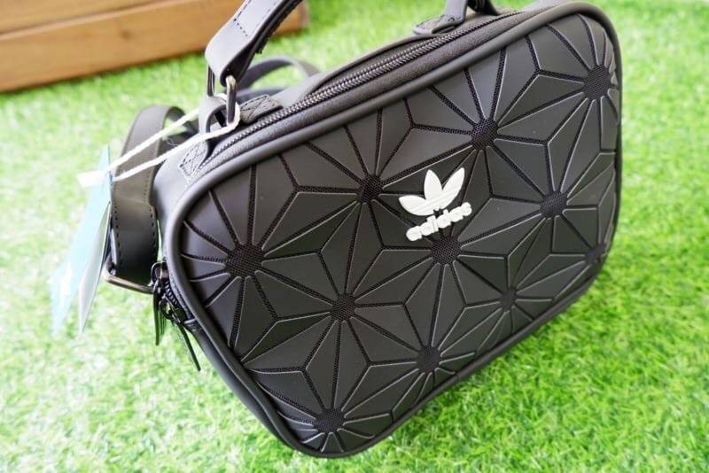 adidas mini airline bag *outlet* กระเป๋าสะพายข้างทรงสปอร์ต ด้านหน้าติดโลโก้แบรนด์ ดีไซน์ลาย 3D ด้านหลังเป็นหนังเรียบ มีช่องซิปสามารถใส่สิ่งของได้ รุ่นนี้เปิดปิดด้วยซิปคู่ ซิปปั๊มแบรนด์ทุกจุด ด้านในเป็นช่องกว้าง มีช่องซิป สายสะพายยาวสามารถปรับระดับได้ สาวก