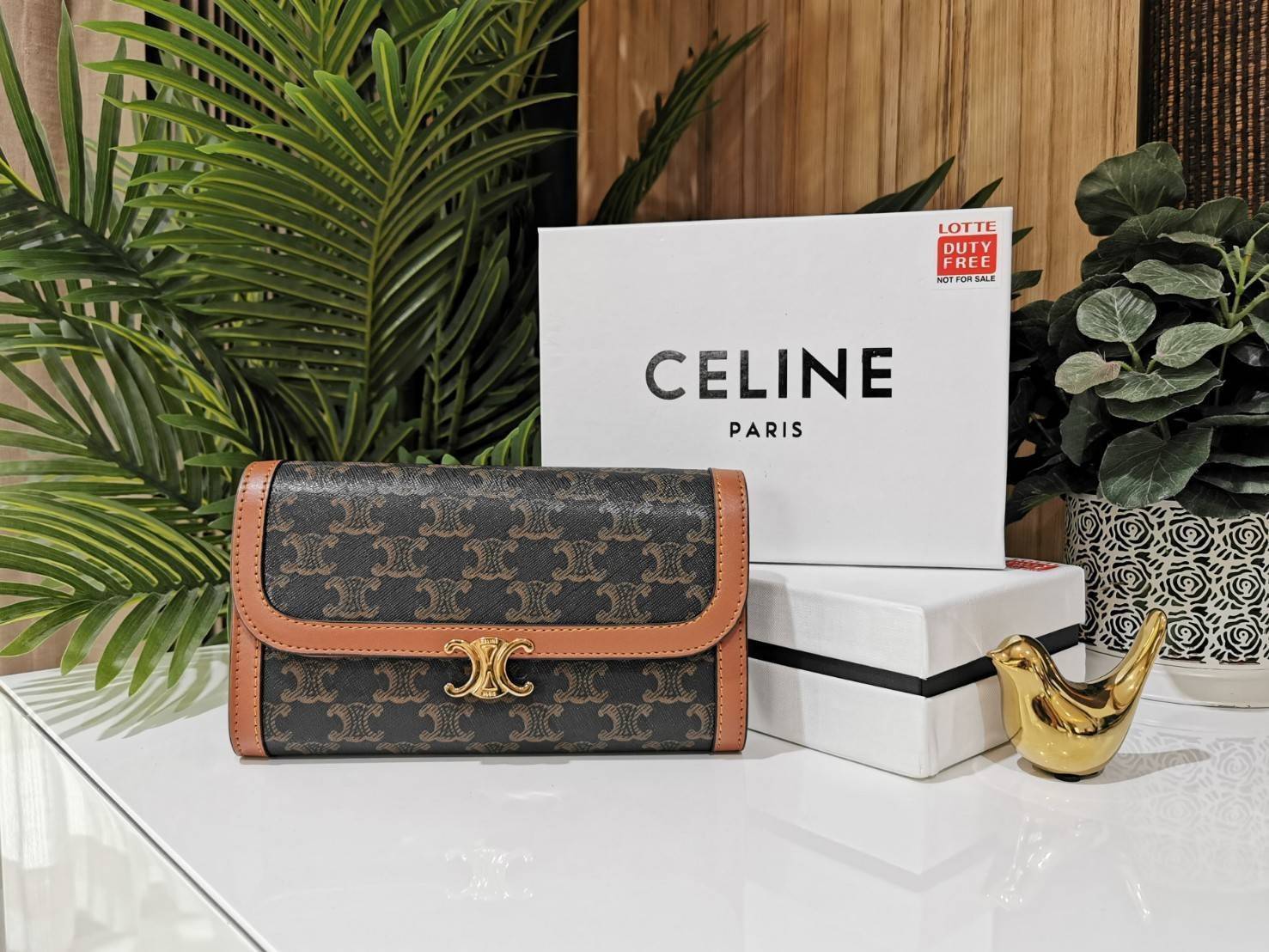 CELINE CLUTCH BAG WITH CHAIN VIP GIFT WITH PURCHASE GWP กระเป๋าพรีเมี่ยมกิ๊ฟ Limited จาก CELINE HAUTE PARFUME DUTYFREE COUNTER วัสดุ Triomphe Canvas หนังสวยอยู่ทรงเปิดปิดด้วยฝาปิดกระดุมประดับโลโก้แบรนด์สีทองด้านหน้า ภายในมีช่องแบ่งหลายช่อง มีช่องใส่บัตรหล