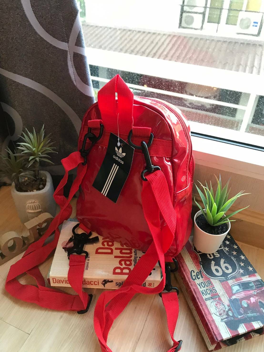 Adidas Classic Mini Backpack กระเป๋าเป้สะพายขนาดกลาง วัสดุหนังแก้ว ขนาดกะทัดรัด กันน้ำได้ เปิดปิดด้วยซิปเดียว ใส่มินิไอแพค กระเป๋าสตางค์ยาวได้ มีสายสะพายสองเส้น สามารถสะพายเป็นทรงครอสบอดี้ หรือเป้ก็น่ารักไปเลยคร้า!