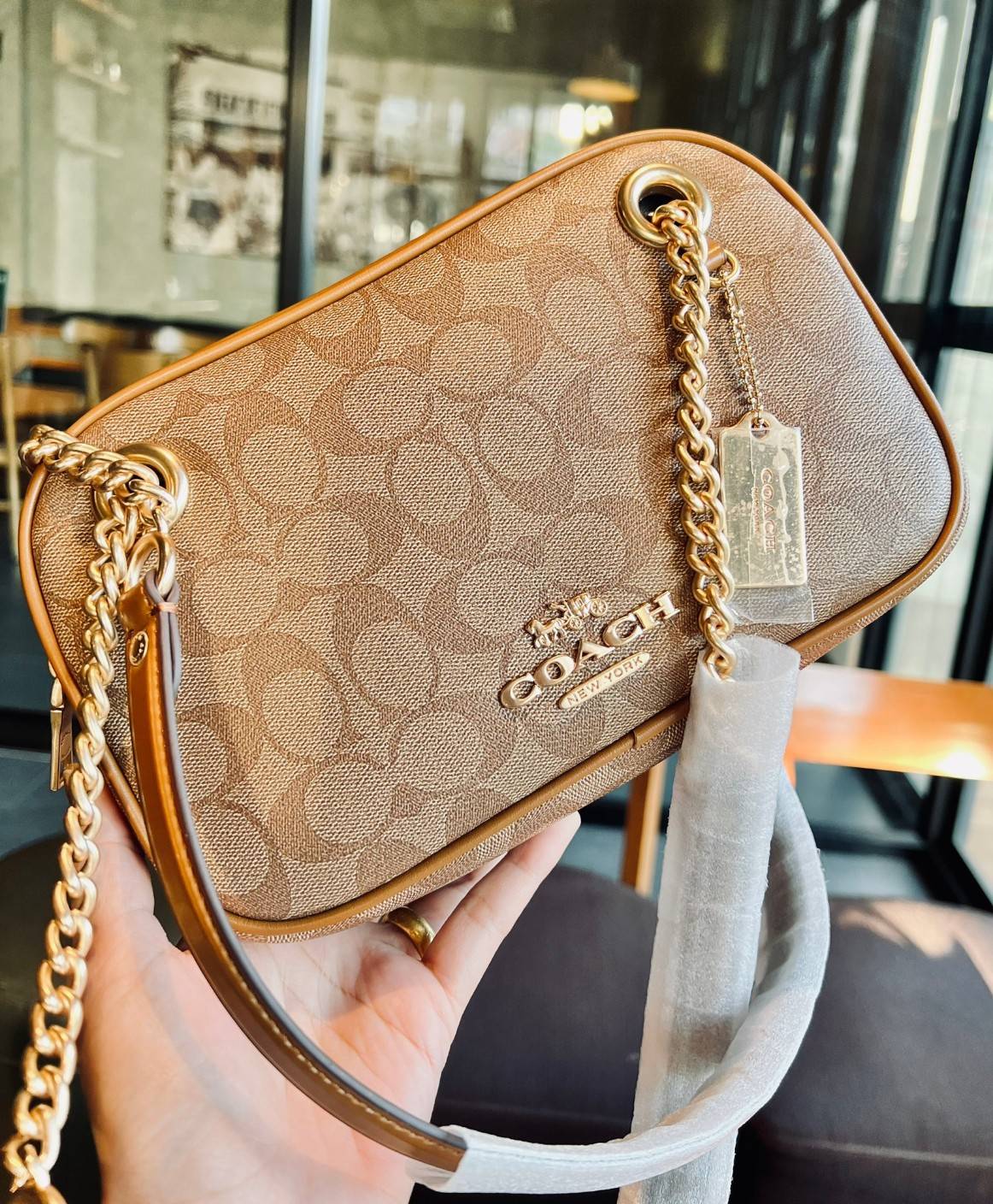 COACH CAMMIE CHAIN SHOULDER BAG IN SIGNATURE (C8149) สวย หรู ดูดี ทางนี้จ้าสาวๆๆ สินค้าต้องมี ห้ามพลาด! 🌟พร้อมส่ง จำนวนจำกัด ก่อนหมด! กับกระเป๋าหิ้วหรือสะพายไหล่ สายสะพายไหล่ในตัวแบบโซ่มีหนังรองบ่า สวยงามมากๆค่ะ