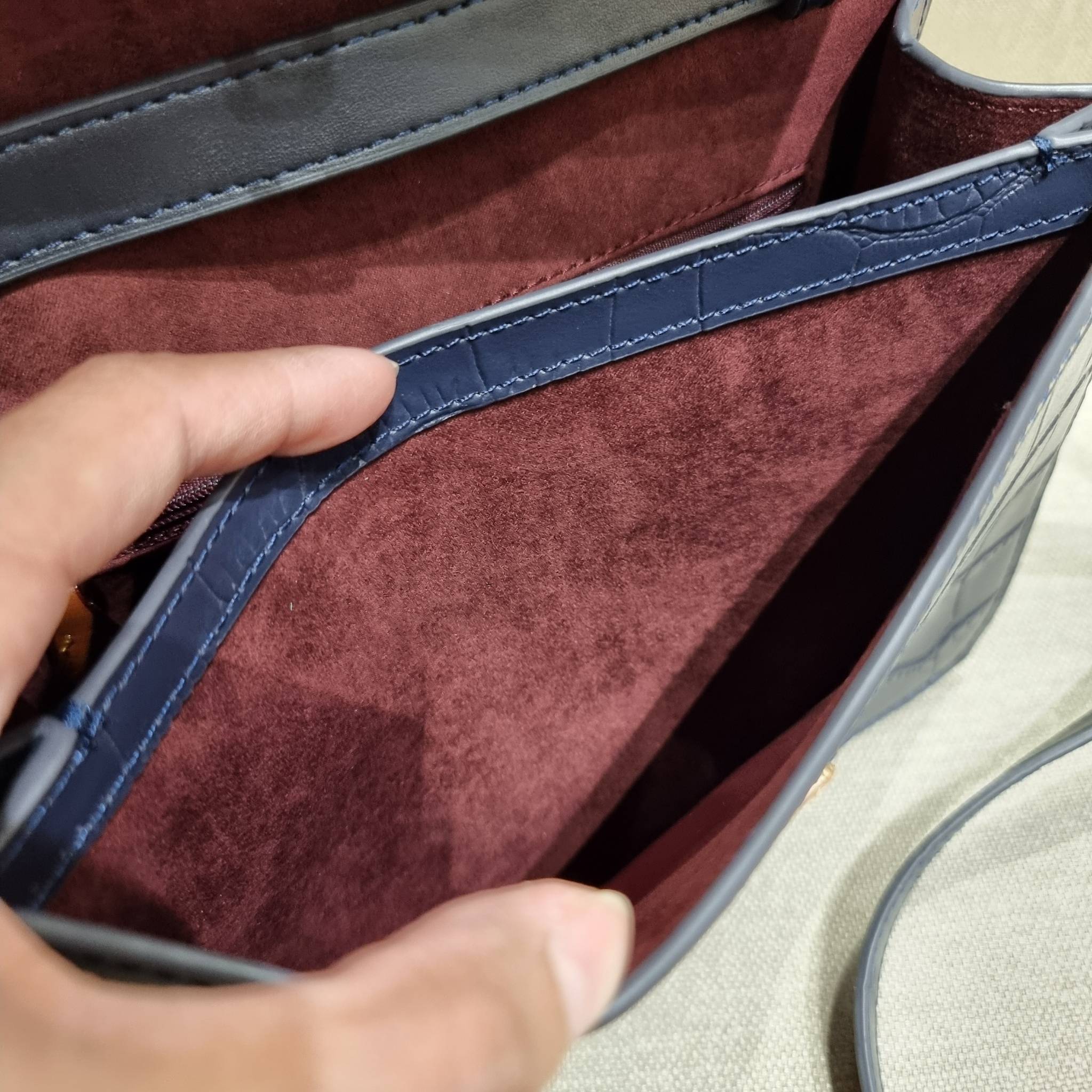 COACH C5631 BRYNN FLAP CROSSBODY แซ่บที่สุด ใหม่ที่สุด!! คอลเลคชั่นใหม่!! มองยังไงก็หลงรักละสายตาไม่ไหว กระเป๋าสะพายข้างลุคไฮน์ ที่ดีไซน์ออกมาได้ปัง และดูแพงมากๆ ด้วยดีเทลคลาสสิค รูปทรงใช้งานง่าย เรียบๆแต่มีดีเทล วัสดุหนังลายจระเข้ สวยม้าก!!! เปิด-ปิดด้วย