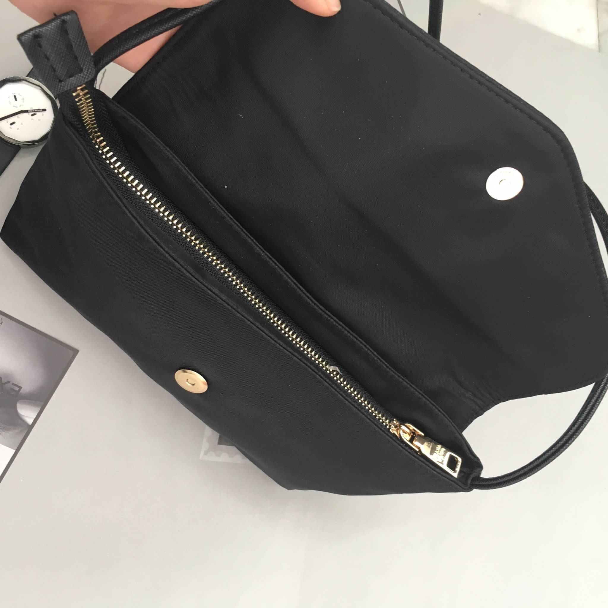 Best Seller! จากงานพรีเมี่ยมกิ้ฟ จากเคาเตอร์ต่างประเทศ จากแบรนด์ PRADA ค่า เป็น กระเป๋าผ้าไนล่อน ตามแบบฉบับของแบรนด์เลย ใบนี้มีสายยาวให้คะ เลิศมาก สะพายเป็น shoulder bag ได้เลย ขนาดกำลังดีคะ ตัวกระเป๋าเบามาก ใส่มือถือได้ทุกรุ่น ใช้แล้วสวยมากๆ อะไหล่ทองหรู