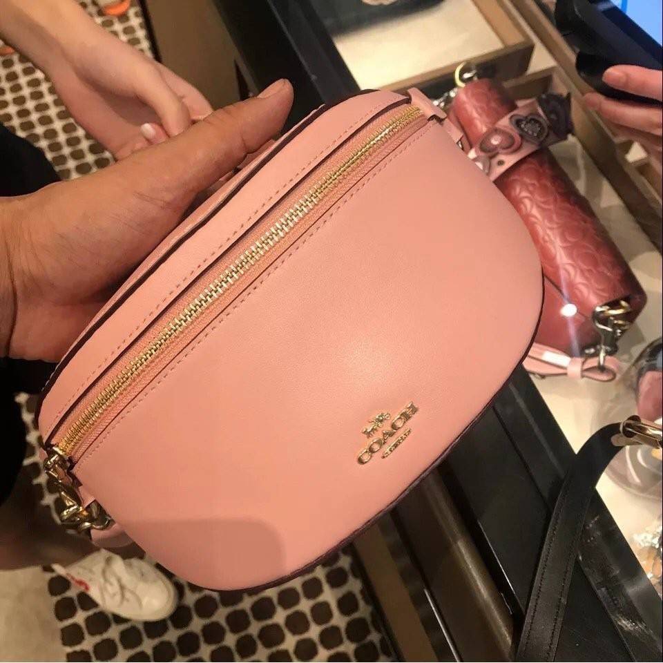 COACH SELENA BELT BAG WITH BUNNY (39315 Pink) / (39316 Black) กระเป๋าสะพาย/คาดอก/คาดเอว รุ่น Limited Edition น่ารักมาก💕 วัสดุหนังแท้ หนังนิ่มอยู่ทรง เปิด-ปิด ด้วยซิป ใส่ Iphone+ กระเป๋าสตางค์ใบสั้น ใส่ของจุกจิกได้ ด้านหลังมีอีก 1 ช่องซิป สายปรับระ