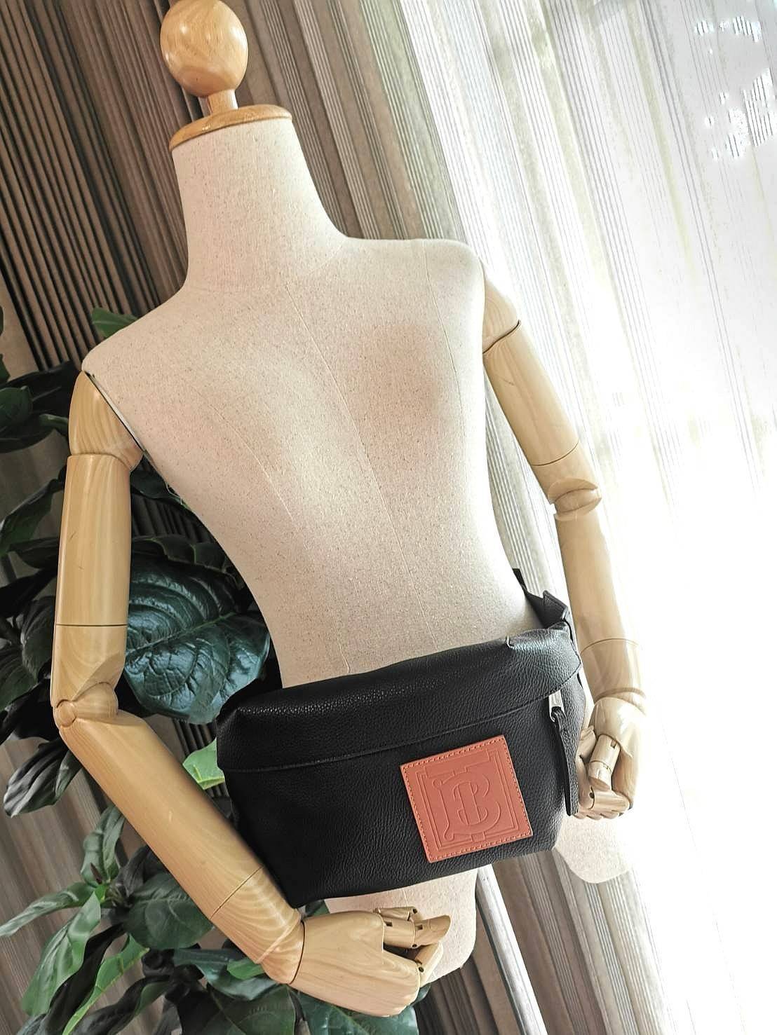 BURBERRY FRAGRANCES WAISTBAG VIP GIFT WITH PURCHASE (GWP) พรีเมี่ยมกิ๊ฟ Limited จากน้ำหอม BURBERRY วัสดุหนังแท้ CalfSkin หนังนิ่มสวยดูดีอยู่ทรงประดับโลโก้แบรนด์ด้านหน้า เปิดปิดด้วยซิปหัวซิปแบรนด์ ขนาดกำลังดี ภายในกว้างและจุค่ะ มีโลโก้ มีช่อง pocket ใช้ใส่