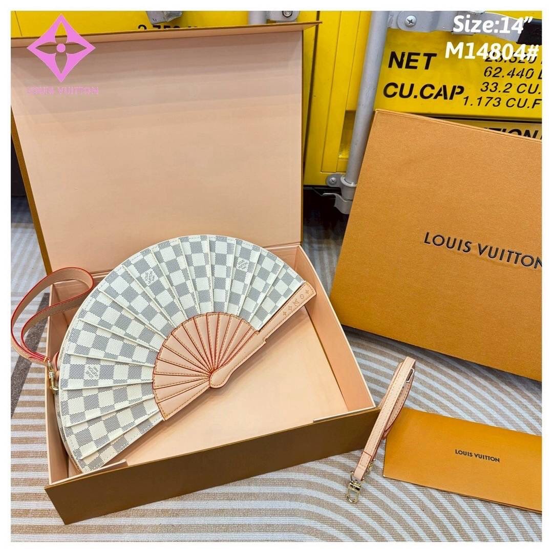LV Fan Clutch Bag กระเป๋าทรงคลัชรูปทรงคล้ายพัดพับได้ ดีไซน์น่ารักสดใส ใหม่ล่าสุด โดดเด่นไม่เหมือนใคร