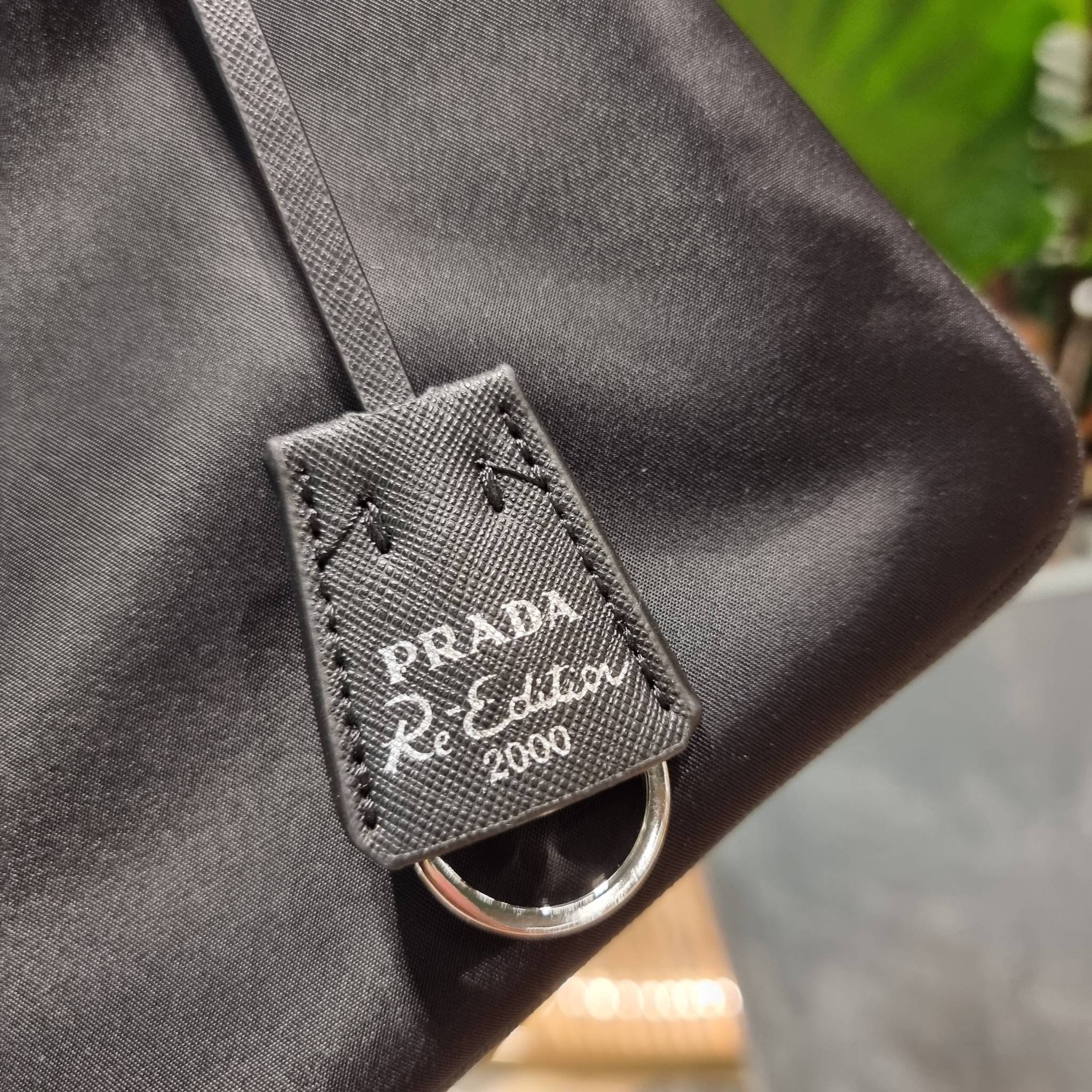 PRADA RE-EDITION 2000 RE-NYLON SHOULDER BAG ไอเท็มสุดโปรด unisex กระเป๋าสะพายข้าง ดีไซน์เรียบง่าย แต่มีความหรูในตัว รูปทรงพกพาสะดวก หยิบใช้ได้ในทุกๆวัน อีกหนึ่งคอลเลคชั่นขายดี วัสดุผ้าไนล่อนคุณภาพ พร้อมใบลูก ไว้ใส่เหรียญ ใส่กุญแจได้สารพัด เปิด-ปิดด้วยซิปห