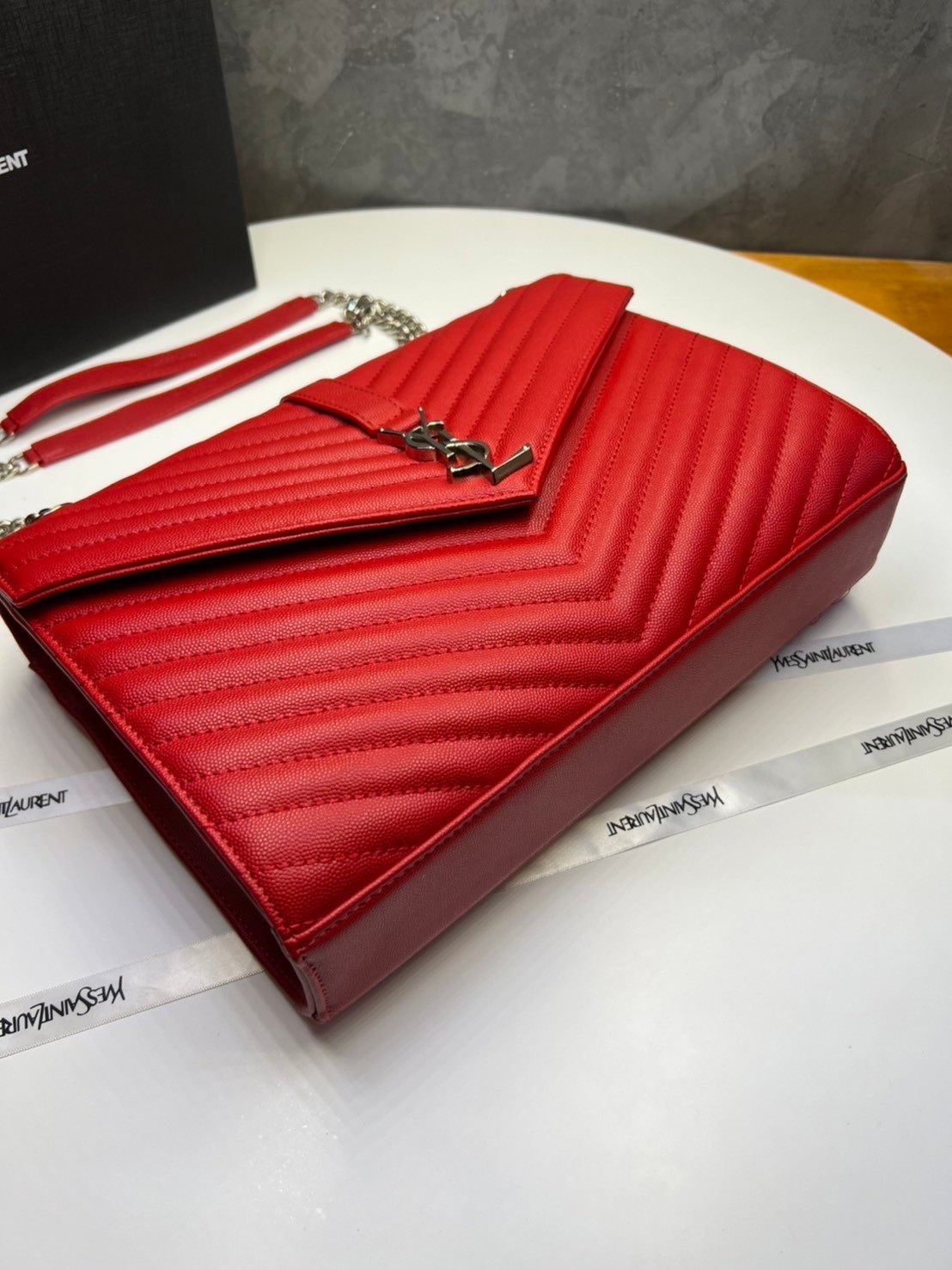 หนังแท้ YSL college large chain bag in quilted leather 30cm กระเป๋าสะพายใบใหญ่ ดีไซน์ทรงสวยหรู ตอบโจทย์ได้ทุกสไตล์ ภาพสินค้าถ่ายจากงานขายจริง ใช้งานต่างประเทศได้