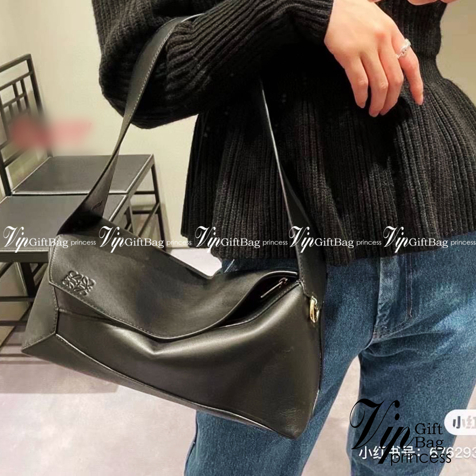 LOEWE Puzzle Hobo bag in nappa calfskin กระเป๋าสะพายไหล่มีความพิเศษในหลายด้าน ไม่ว่าจะเป็นรูปทรงที่แปลกใหม่ มินิมอลด้วยโลโก้อนาแกรมแบบประทับ ดูหรู เป็นกระเป๋า Unisex ที่ไม่ว่าคุณจะเป็นผู้หญิงหรือผู้ชายก็ใช้งานได้