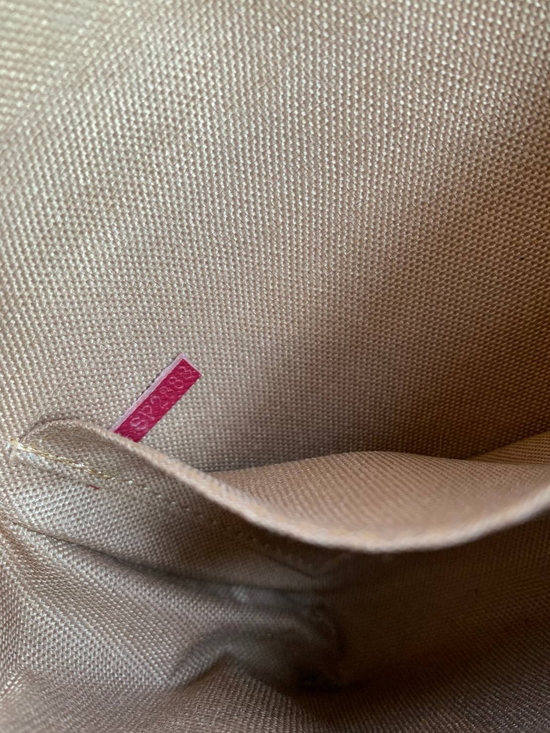 VIP 】Louis Vuitton Pochette Felicie ใบจริงหนังสวยมากๆค่า! ✔️กระเป๋าแบบคลัท มีสายสะพายโซ่มาให้ด้วยค่ะ ✔️หนังแกะสังเคราะห์อย่างดี ลายหนังสวย ปั้มลายแบรนด์ทั้งใบ ✔️รุ่นนี้มาพร้อมกระเป๋าเล็ก สำหรับใส่บัตรได้1ใบ//ใส่ธนบัตรแบบมีซิปรูดอีก1ใบ