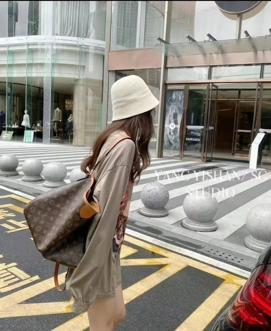 Louis Vuitton Monogram Delight Canvas กระเป๋าสะพายข้างทรงสูงใบใหญ่หนังแกะสังเคราะห์ หูหิ้วปั้มโลโก้ ด้านในมี1ช่องซิป 1ช่องใส่ของจุกจิ๊ก อะไหล่ทองหรูหรา มีสายยาว ถอดสายได้ ปรับระดับได้ จุของได้เยอะ หรูหรา สวยงาม เหมาะกับทุกโอกาศ ต้องมีติดตู้ห้ามพลาดเลยค่า