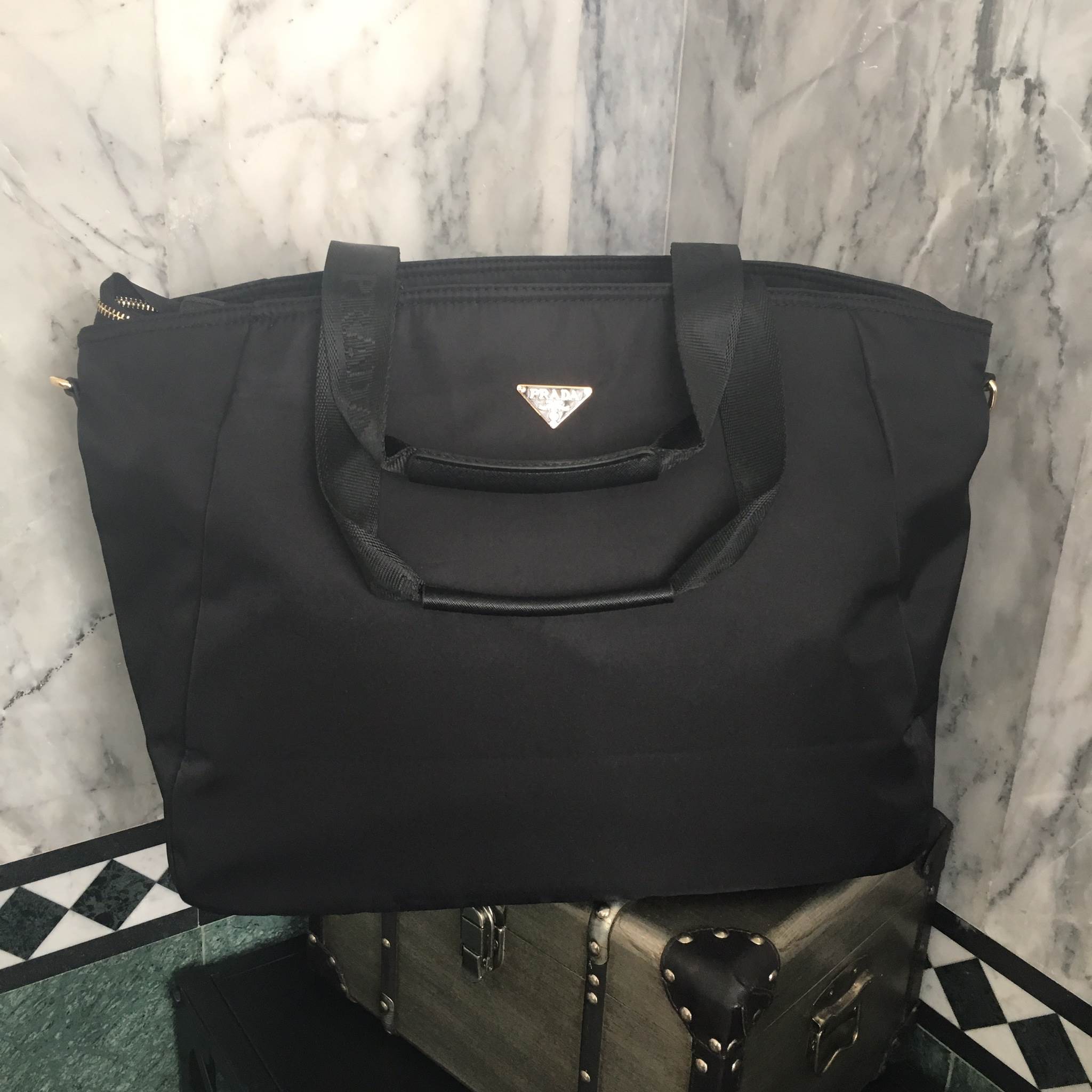 งานพรีเมี่ยมกิ้ฟ จากเคาเตอร์ต่างประเทศคะ 🐼รุ่น Limited edition ค่า ได้ กระเป๋าอเนกประสงค์ ทรง TOTE จากแบรนด์ PRADA มาค่า เป็น กระเป๋าผ้าไนล่อน ตามแบบฉบับของแบรนด์เลย ใบนี้มีสายยาวให้คะ เลิศมาก สะพายเป็น shoulder bag หรือ ถือได้คะ ใช้ได้2ด้าน ด้านน