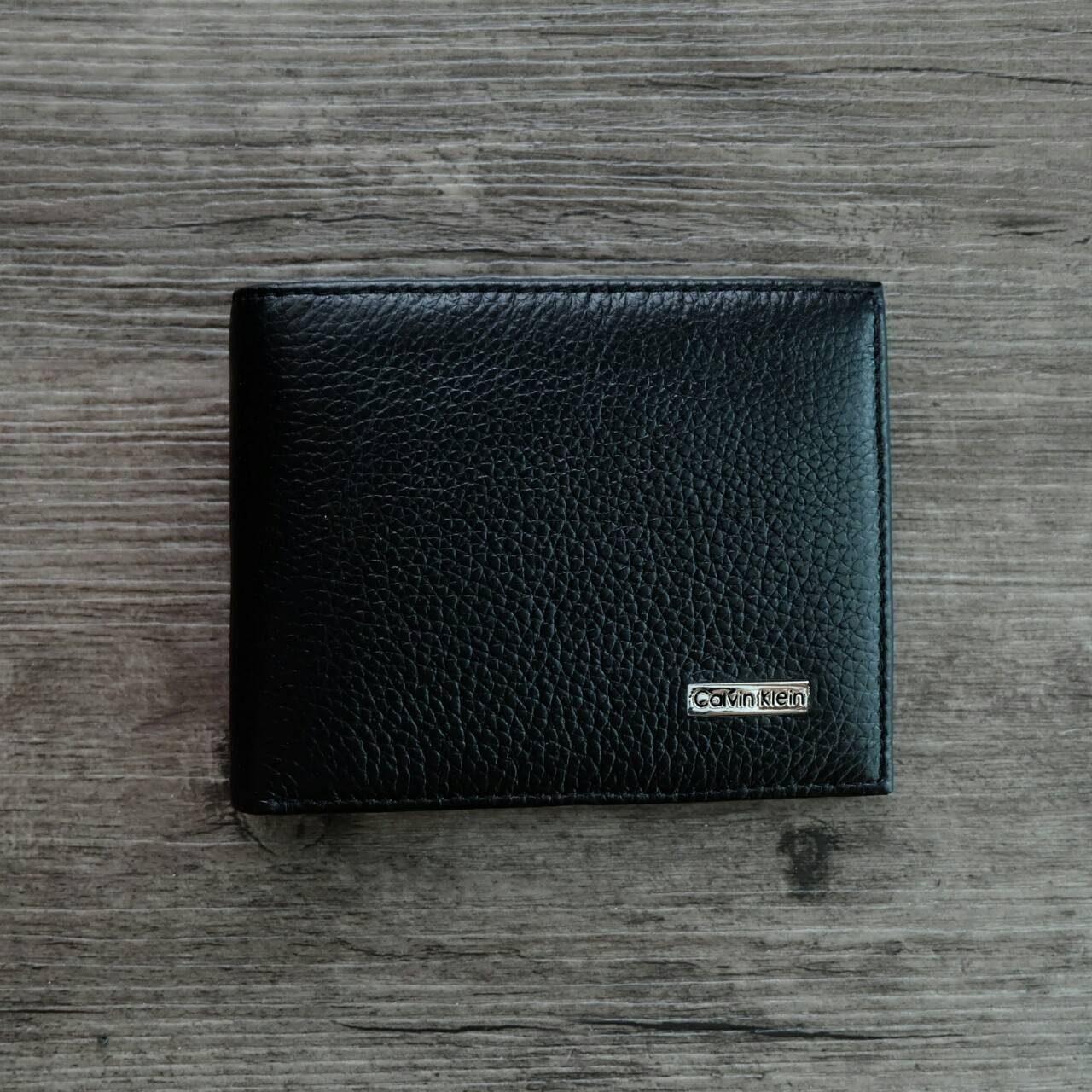 Calvin Klein Short Wallet กระเป๋าสตางค์ใบสั้น ด้านหน้ามี logo brand สีเงิน มาพร้อมกระเป๋าใส่บัตรใบเล็กอีก 1 ใบ จะมอบเป็นของขวัญหรือใช้เองก็แนะนำค่ะ