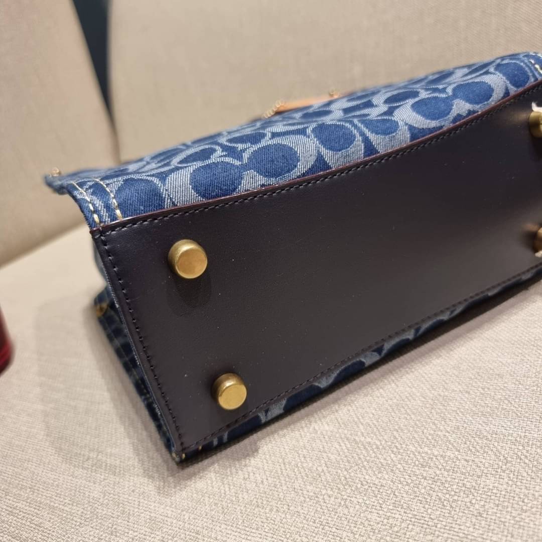 COACH CA580 FIELD TOTE 22 IN SIGNATURE DENIM คอลเลคชั่นสุดคลาสสิค ดีไซน์สวยหรูดูแพงในไอเท็มเดียว กระเป๋าทรงโท้ท ไซส์กำลังสวย น่าใช้ ชิคๆคูลๆมาก ฟังก์ชั่นการใช้งานสะดวกที่สุด มีทั้งสายคล้องแขนในตัว และสายครอสบอดี้แบบสปอร์ตเส้นใหญ่ วัสดุผ้าเดนิมตกแต่งลวดลาย