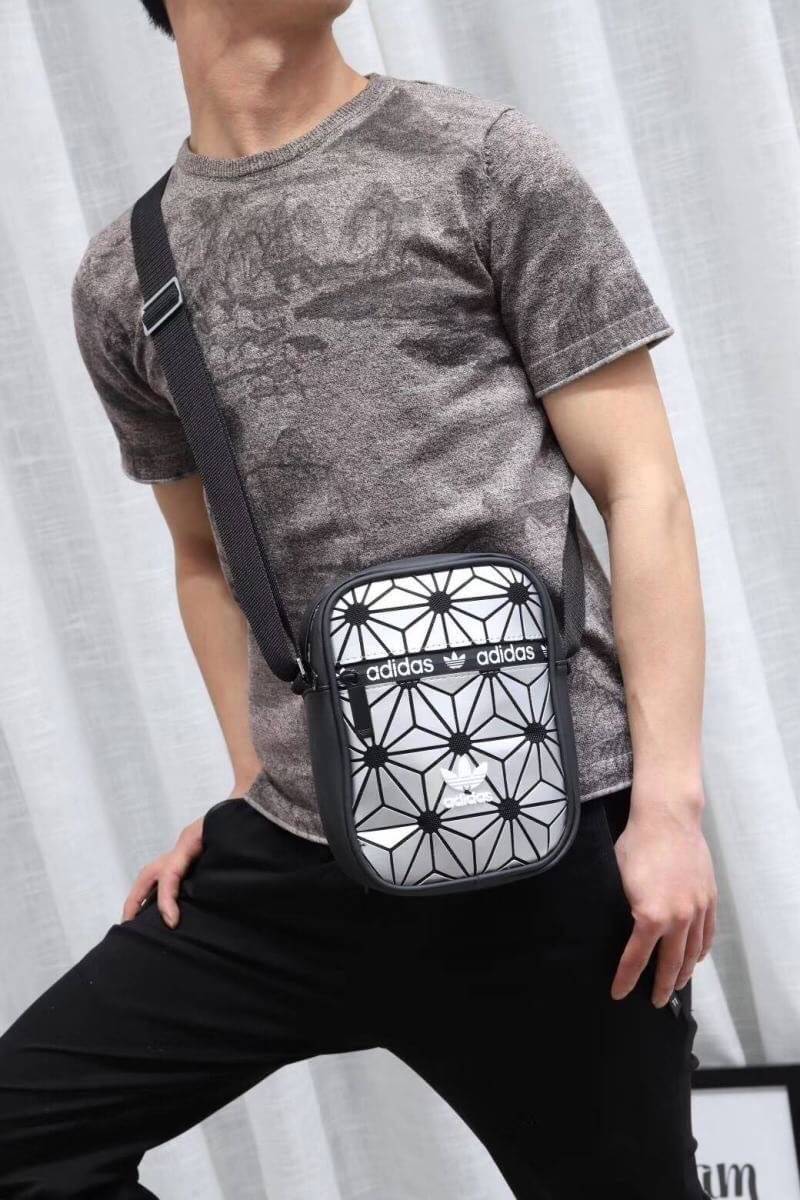 Adidas 3d airliner crossbody bag กระเป๋าสะพายในแนวตั้งเพิ่มลุคช์ให้คุณดูดี เปิดปิดด้วยซิปปั้มโลโก้แบรนด์ ภายในช่องใหญ่มีช่องซิป1ช่องแยกเป็นสัดส่วน สามารถสะพายเป็นสายคู่หรือสายเดี่ยวได้ ด้านหน้าและด้านหลังเพิ่ม1ช่องใส่ของจุกจิก สายซิปrubber กันน้ำซึมผ่านได