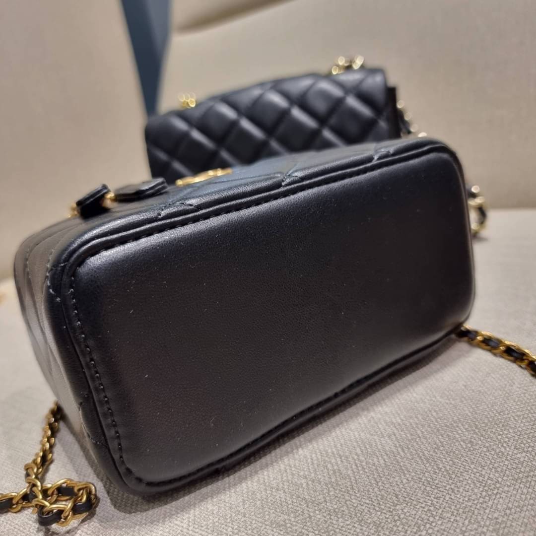 VIP 🥂 เซ็ทคือที่สุดของความคุ้ม EXCLUSIVE MIX ITEM!! CHANEL GIFT BOX SET กลับมาอีกครั้งกับไอเท็มสุดหรูชวนให้สะสม สุดยอดของรุ่นยอดฮิตพร้อมเสิร์ฟครบชุด สุดคุ้ม มาพร้อมกระเป๋าสะพายถึง 2 ใบ คอลเลคชั่นของมันต้องมี ทั้งตัวคลาสสิคและ vanity และสุดยอดของหา