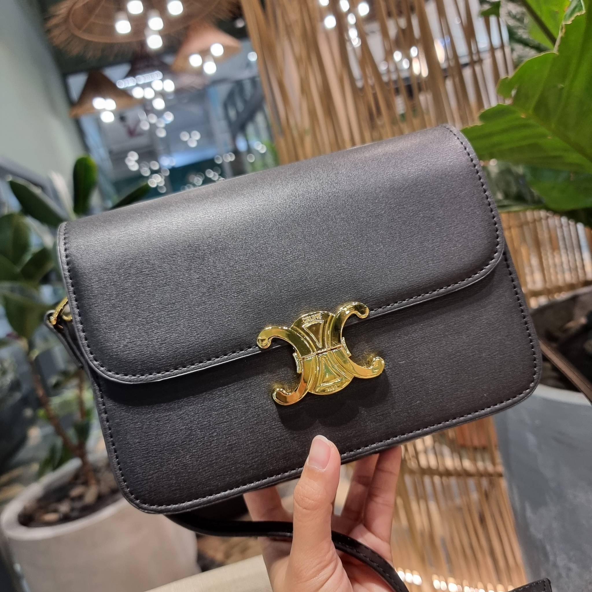 VIP 🥂 CELINE CLASSIQUE TRIOMPHE BAG IN SHINY CALFSKIN ไอเท็มสุดคลาสสิค ที่ขาดไม่ได้ กระเป๋าสะพายทรงสวยคลาสสิค แฝงความผู้ดี ที่ใช้ได้ทั้งชายหญิง วัสดุหนังแท้ เปิด-ปิดด้วยตัวกดล็อค สะดวกใช้มาก ภายในเป็นช่องโล่ง เก็บของได้เป็นสัดส่วน และยังมีช่องซิปใ