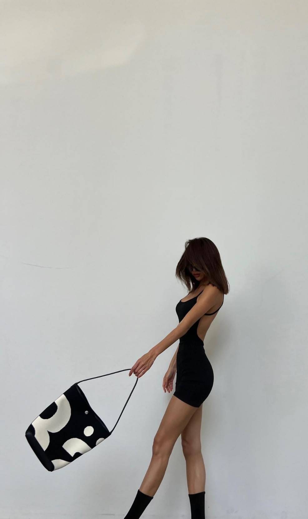 Rally movement the bag Knit Black เป็นไอเท็มที่ฮอตสุดๆแห่งปีจริงๆ กับกระเป๋าทรงบัคเก็ต น้ำหนักเบาๆ ฮอทติดลมบน จุของได้แบบหนำใจ ทอลายโลโก้ด้วยเทคนิค Sturdy Stretch Knit