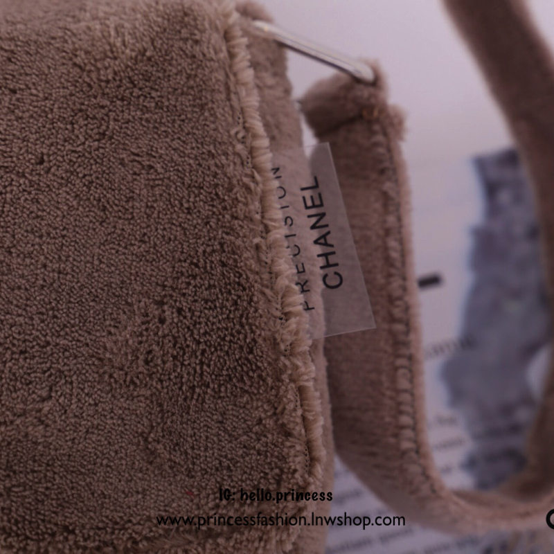 Chanel Beaute Crossbody Bag กระเป๋าสะพาย VIP GIFT ของแท้ จาก Chanel Cosmetic แท้💯 วัสดุขนวูลหนานุ่ม ตัดโลโก้แบรนด์หนังสีขาวสวยโดดเด่น น้ำหนักเบา เปิดปิดด้วยฝาปิดกระดุมแม่เหล็ก ใบใหญ่กำลังดี ใส่ iPad, กระเป๋าสตางค์ใบยาว, และของจุกจิกได้เยอะ มาพร้อม