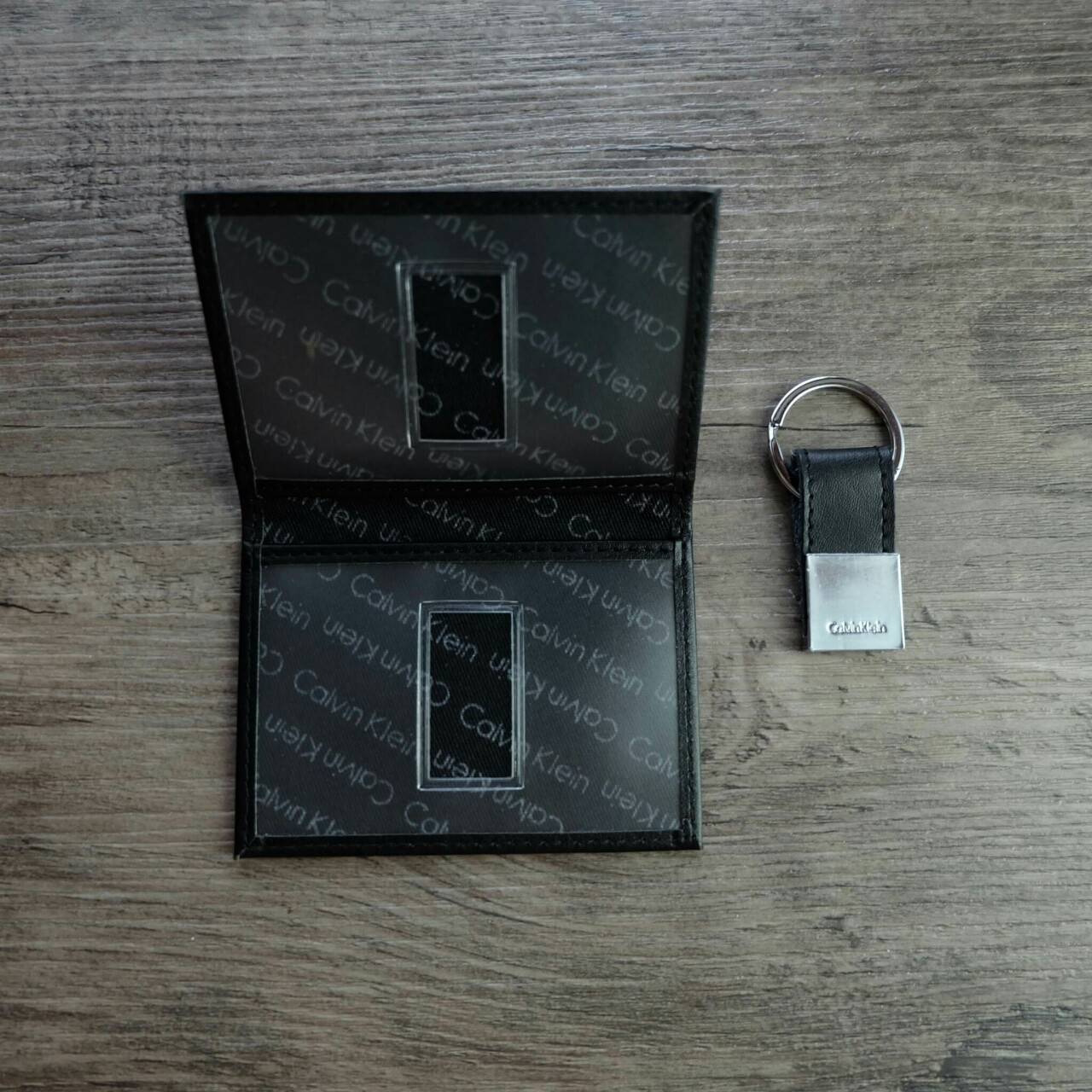 Calvin Klein Leather Bookfold with Key Fob Set (Vertical) กระเป๋าสตางค์ใบสั้น Set แนวตั้ง สุดคุ้ม มอบให้เป็นของขวัญหรือใช้เองก็แนะนำค่ะ