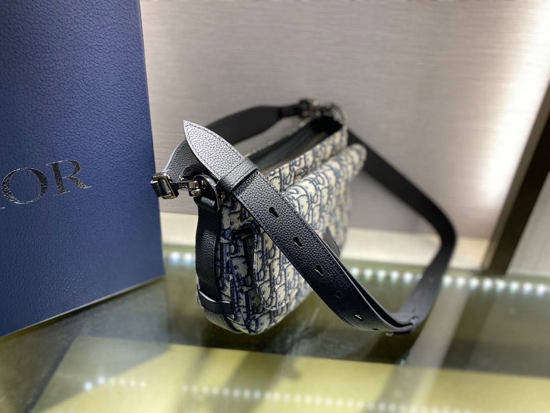 หนังแท้ DIOR MINI SADDLE SOFT BAG Beige and Black Dior Oblique Jacquard พร้อมส่งที่ไทย งานหนังแท้และผ้าแจ็คการ์ดออริจินอล ภาพสินค้าถ่ายจากงานขายจริง ใช้งานต่างประเทศได้