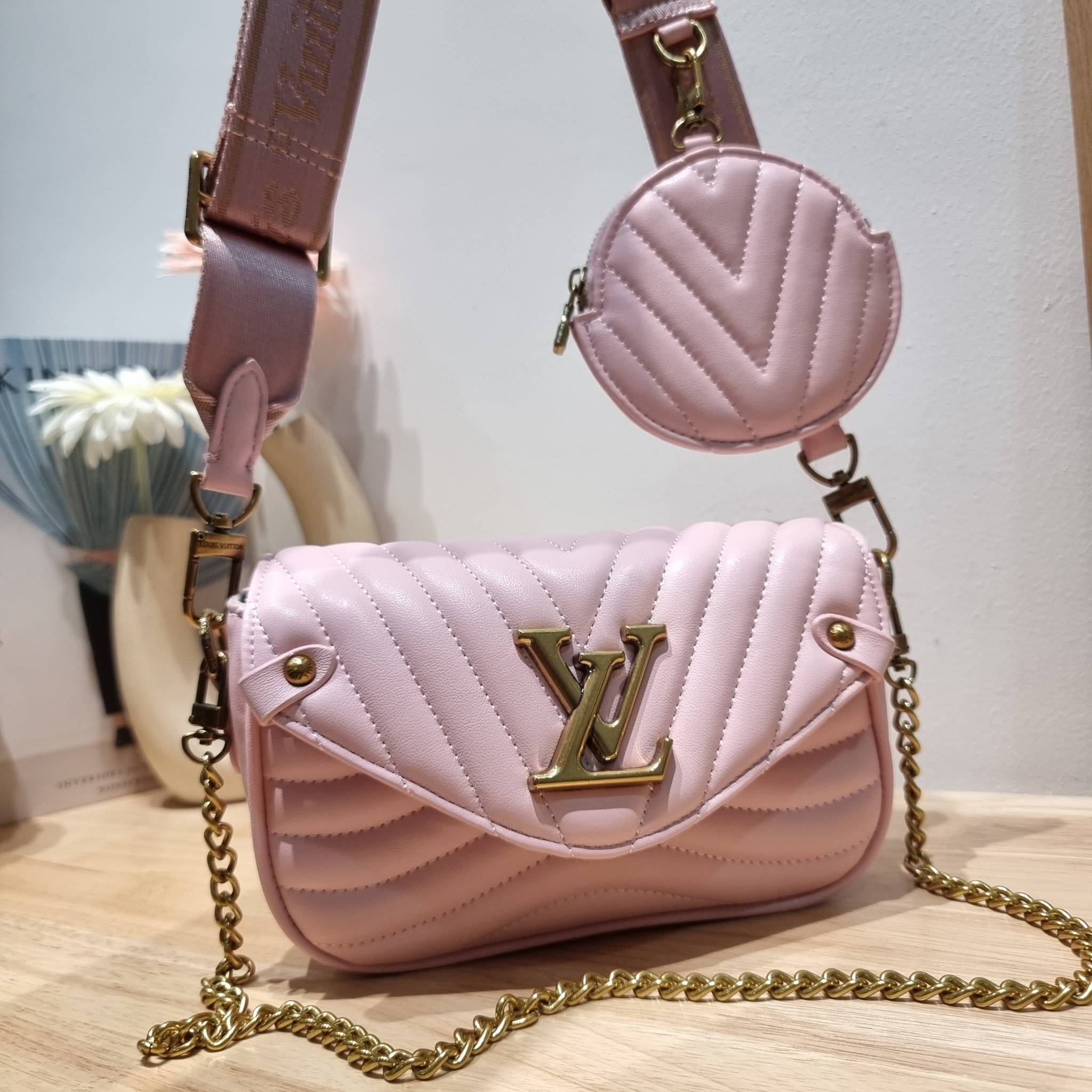 LV new wave pochette multi bag กระเป๋าสะพายมัลติฟังก์ชั่น มาพร้อม box set รับรองว่าดีงาม ลูกเล่นคลาสสิคผสานความวินเทจ มีสายสะพายให้ 2 เส้น และกระเป๋าใบลูก เล็กน่ารัก