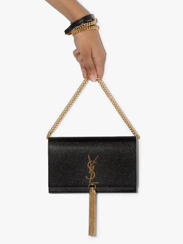 Yves Saint laurent small kate bag สุดหรู ทรง woc ที่แสนจะฮอตปรอทแตก ดีไซน์เรียบ แต่แอบมีดีเทลความหรูที่พู่ห้อยสีทองโดดเด่น เพิ่มความแพงอีกหนึ่ง วัสดุหนังแท้สัมผัสดีงาม ใช้งานง่ายเพียงแค่เปิด-ปิดด้วยกระดุมแม่เหล็ก ภายในเป็นช่องโล่ง มีช่องใส่บัตร ใส่มือถือ 