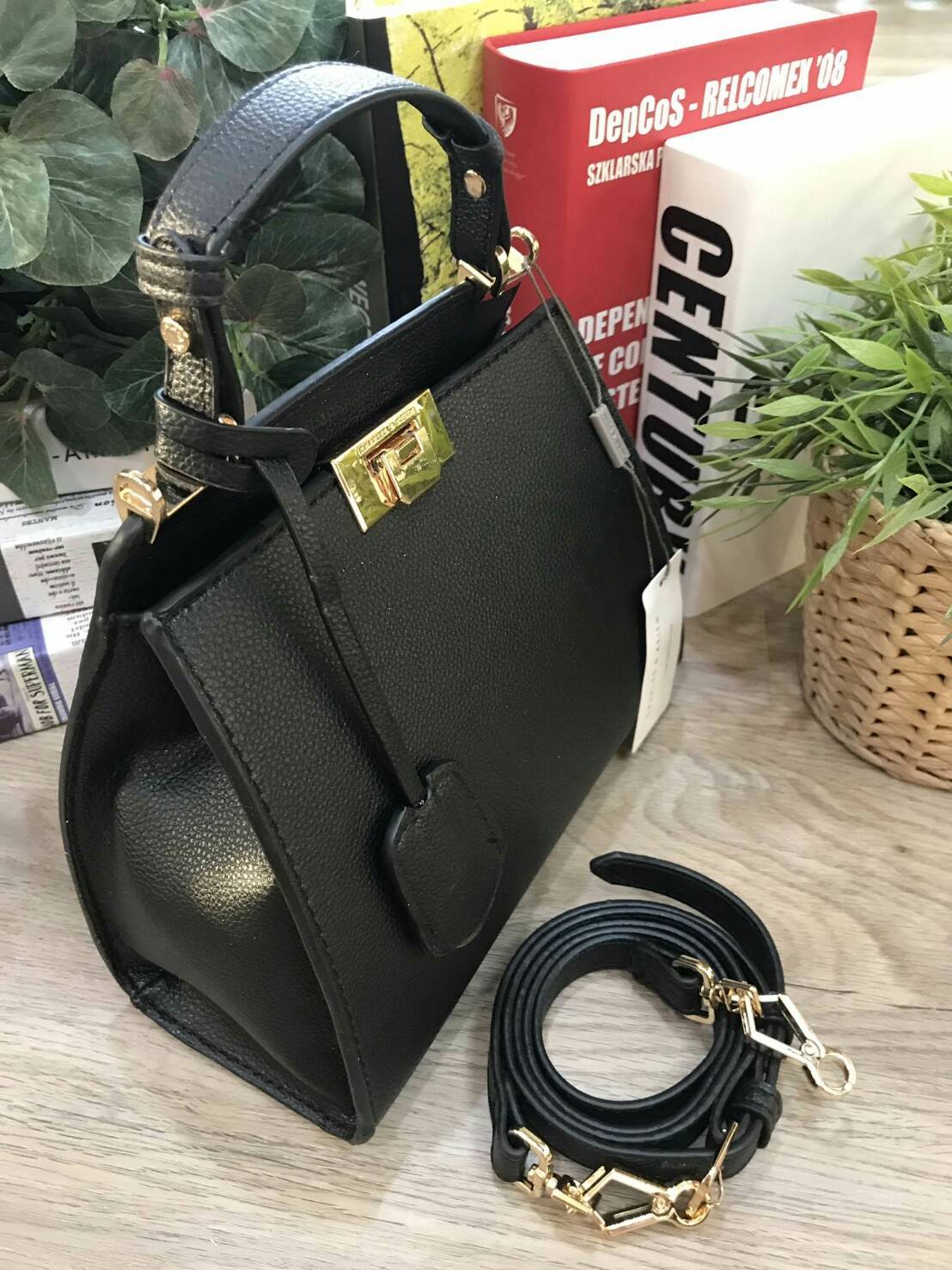 CHARLES & KEITH ANGULAR PUSH-LOCK HANDBAG 2018 กระเป๋าถือหรือสะพายคอลเลคชั่นใหม่ หนังสวยอยู่ทรง ขนาดกำลังดี น้ำหนักเบา มาพร้อมTag ห้อยที่หูกระเป๋า หูจับถนัดมือ สายสะพายยาวถอดได้ ปรับระดับได้ เปิดปิดด้วยตัวล็อคพับอะไหล่ทองปั๊มโลโก้ ภายในกว้างสามารถใส่กระเป