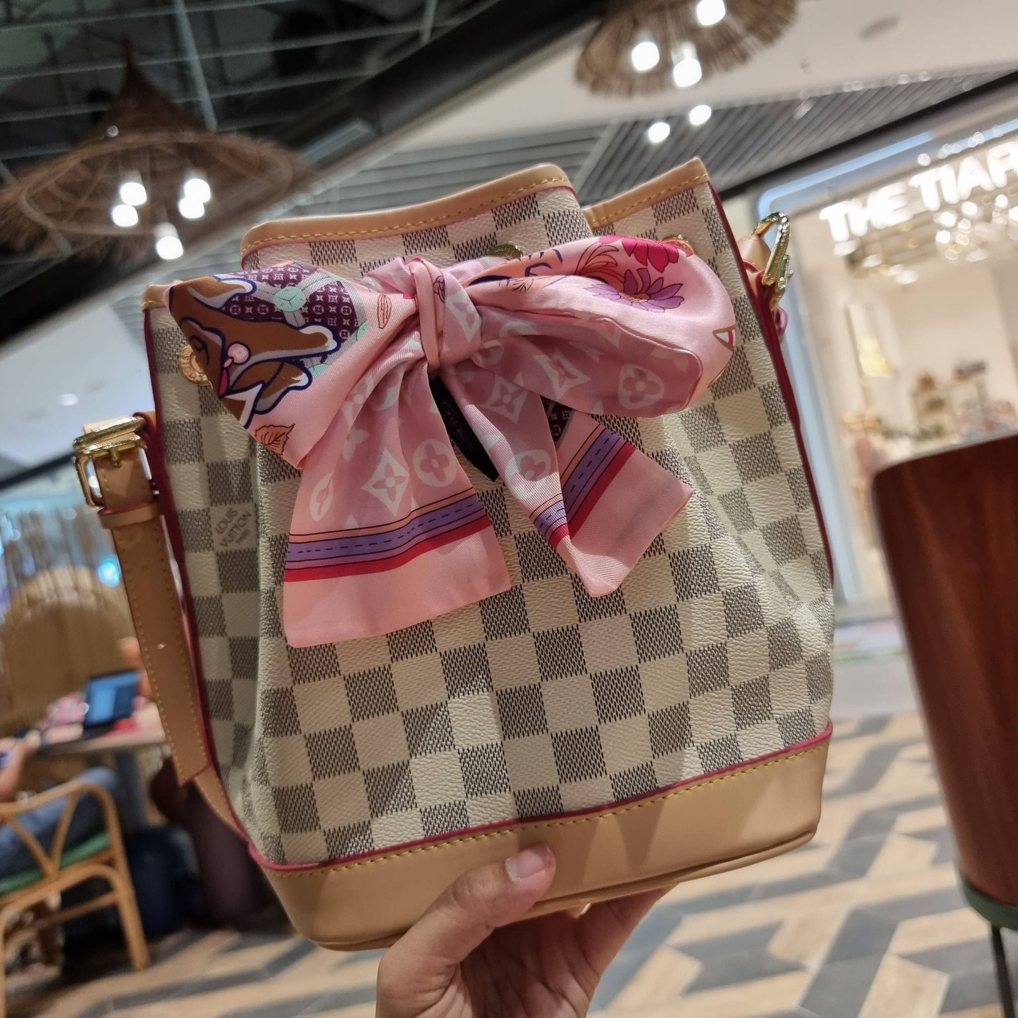 LV Noe bb damier azur กระเป๋าทรงขนมจีบสุดฮอต ราคาสุดคุ้ม ลิมิเต็ดมากๆ แถมฟรี ริบบิ้นแบรนด์เอนกประสงค์ จะใช้แทนสายรูดปากกระเป๋า ผูกเป็นโบว์ตกแต่งเก๋ๆ หรือจะพันถนอมสายสะพายยังได้ คุ้มจริง!! วัสดุหนังแคนวาส ภายในโล่งกว้าง ใส่ของได้ตามสะดวก สายสะพายปรับได้อีก