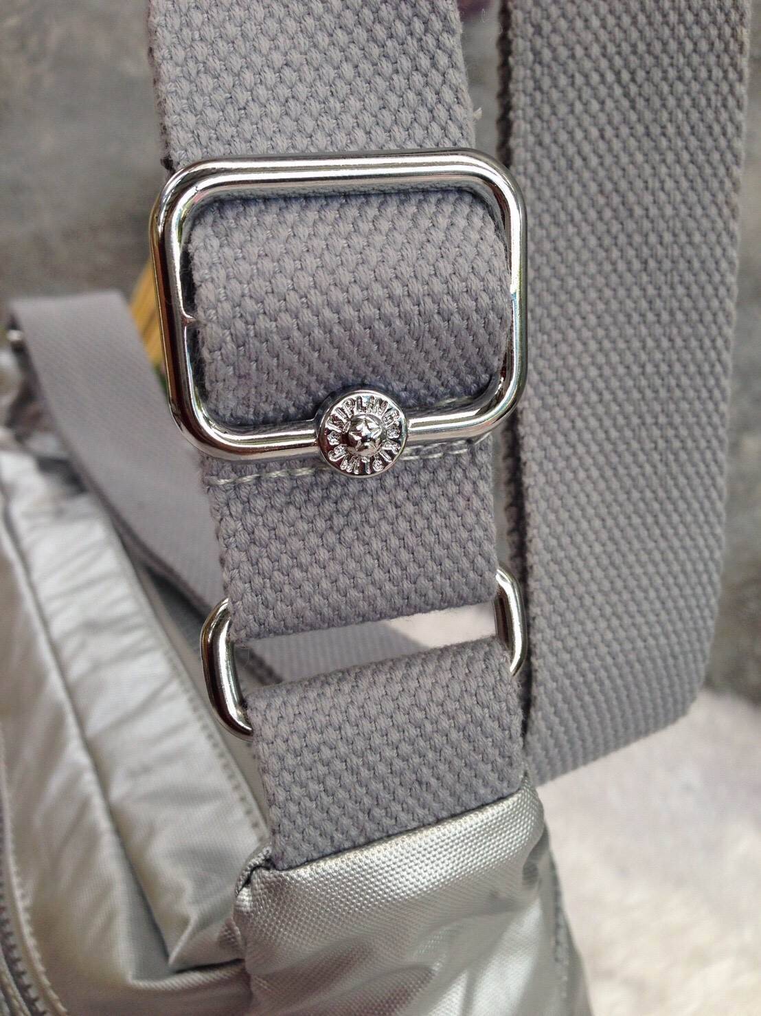 KIPLING Shoulder Bag (K25511) Outlet Hongkong กระเป๋าสะพาย วัสดุ nylon คุณภาพดี กันน้ำ ตามแบบฉบับแบรนด์ แบ่งเป็นช่องซิป 5 ช่อง สามารถใส่ไอแพด กระเป๋าสตางค์ใบยาว และมือถือได้ทุกรุ่นค่ะ จุคุ้มมากๆ น้ำหนักเบา สายสะพายปรับได้ จะสะพายไหล่ หรือ crossbody ได้สบา