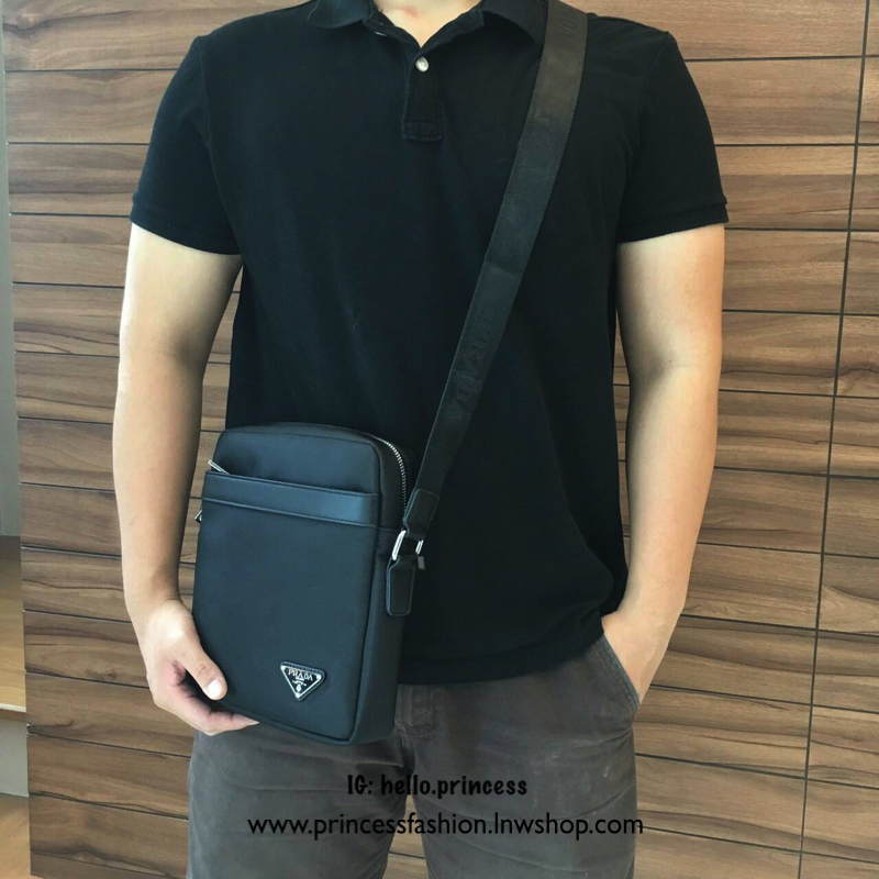 พร้อมส่งกับงานพรีเมี่ยมกิ้ฟ แบรนด์ดังอย่าง prada ต้องมีจริงๆคะสำหรับทรง messenger ทรงยอดฮิต สำหรับท่านชาย เนื้อผ้า Polyester มาพร้อมกับทรงสูง ใส่ipad หนังสือ ได้หมดคะ เปิดปิดด้วยซิปอะไหล่เงิน อะไหล่สีเงินทั้งใบ จะซื้อใช้เองหรือบมอบเป็นของขวัญ ก็ถุกใจแน่นอ