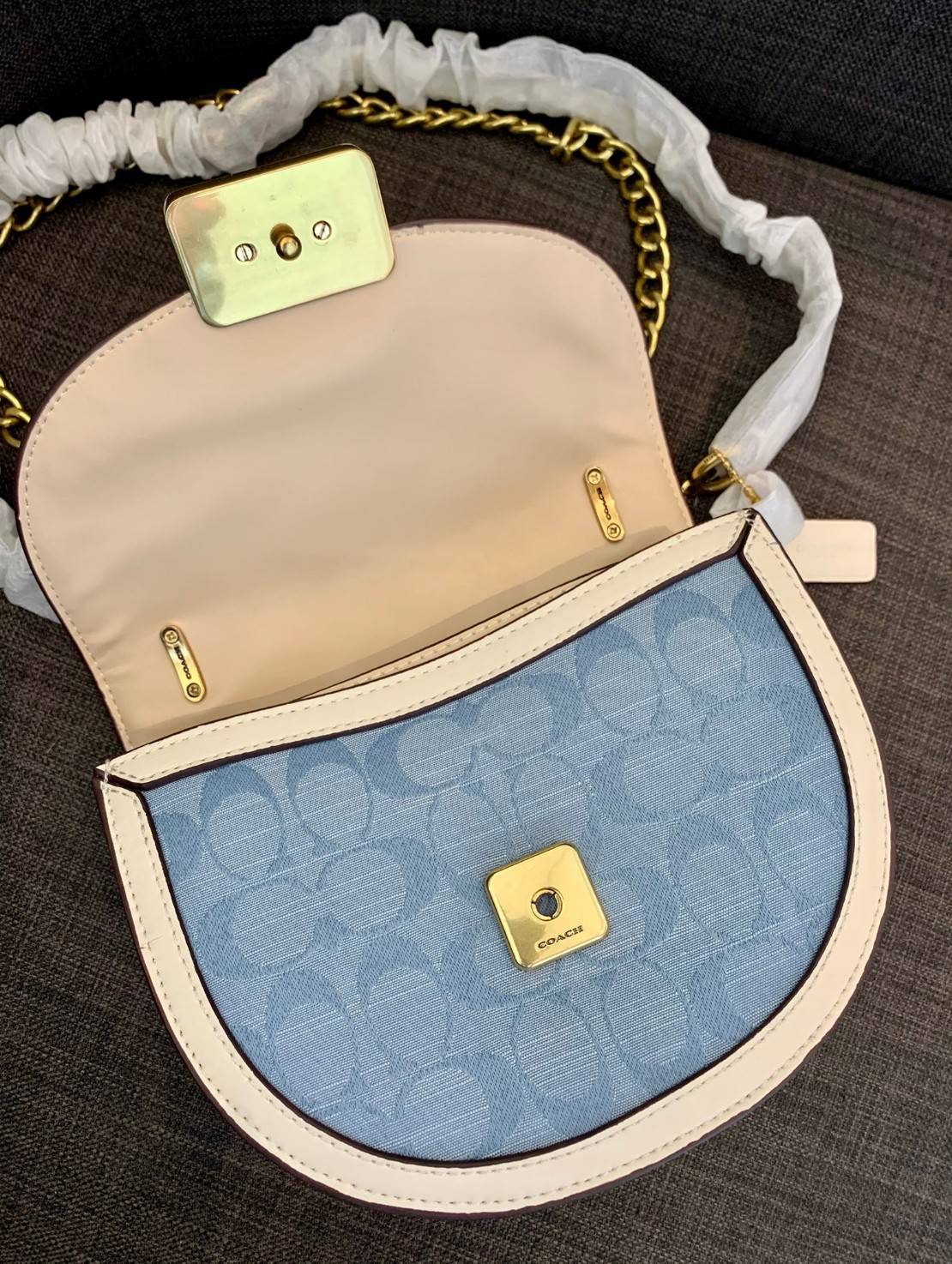 COACH ALIE SADDLE BAG IN SIGNATURE JACQUARD (C4694//C3464) New item!! กระเป๋าสะพายทรง saddle ดีไซน์วินเทจย้อนยุค แฝงความหรูในตัวด้วยอะไหล่สีทองเหลือง โดดเด่นไม่ซ้ำใครแน่นอน วัสดุผ้า jacquard สลับหนังแท้ ภายในเป็นช่องโล่ง มาพร้อมสายสะพายครอสบอดี้ ที่สามารถ