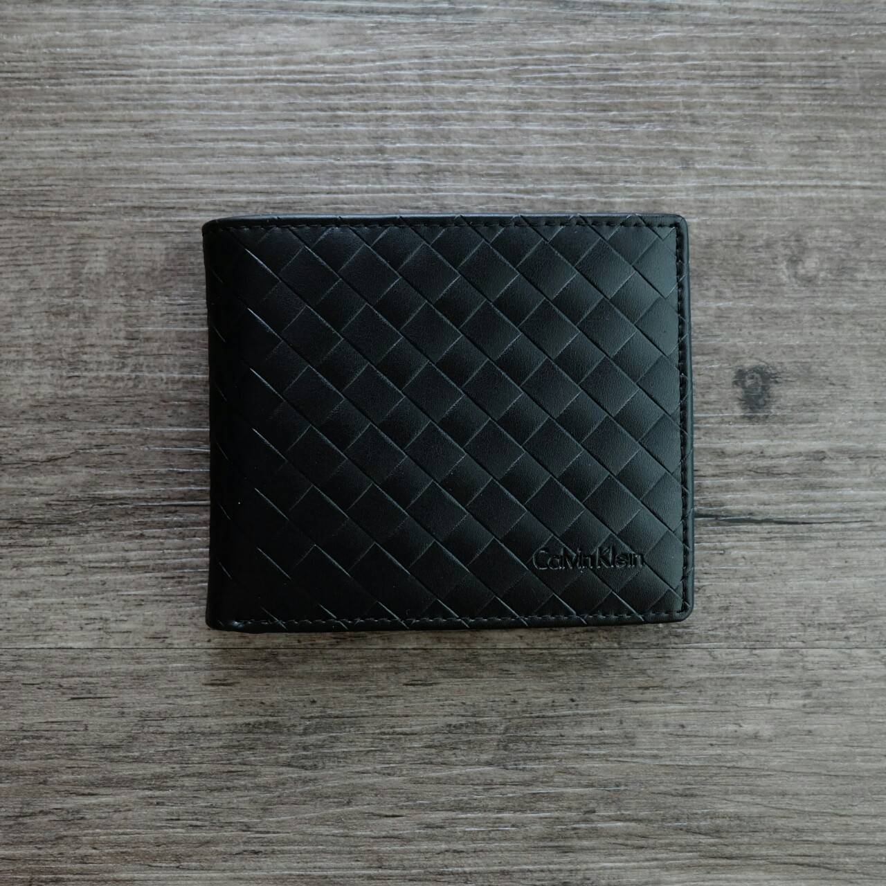 Calvin Klein Short Wallet กระเป๋าสตางค์ใบสั้น หนังลายสานรอบใบ ด้านหน้า ปั๊มแบรนด์ จะมอบเป็นของขวัญหรือใช้เองก็แนะนำค่ะ