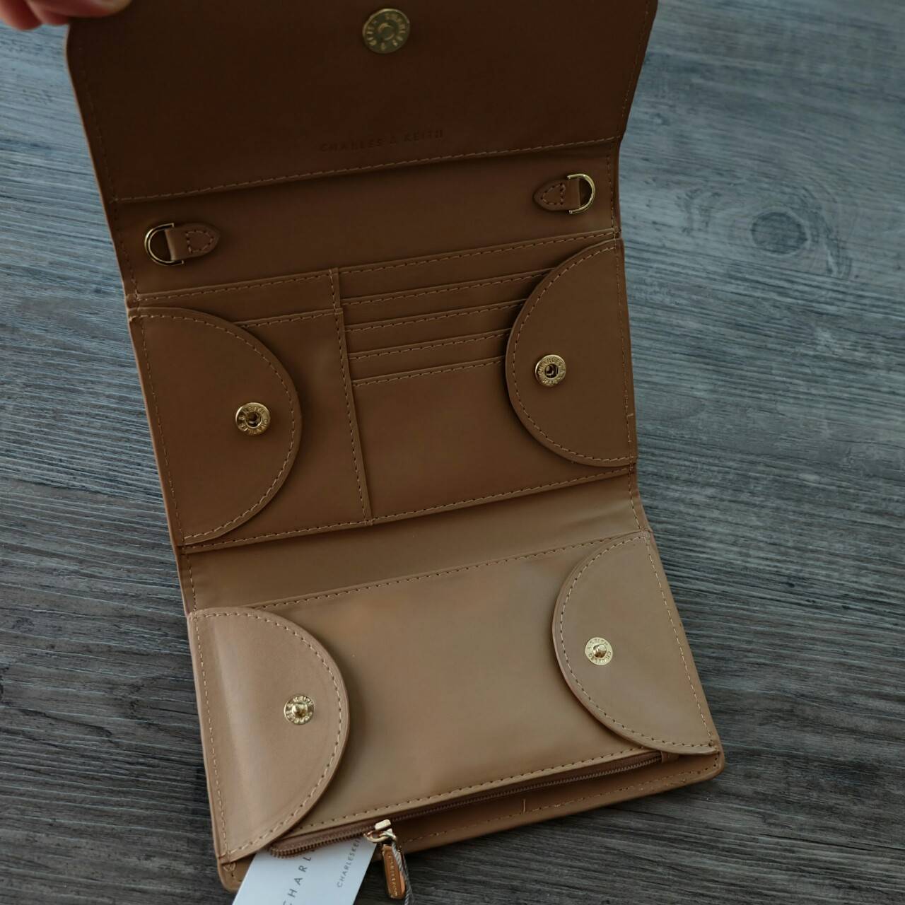 CHARLES&KEITH FRONT FLAP WALLET กระเป๋าสตางค์แบบ cluth คลัช รุ่นชนช็อปเปิดปิดด้วยฝาปิดกระดุมแม่เหล็ก ด้านหน้ามีโลโก้แบรนด์ ภายในมีช่องใส่ของ เยอะค่ะ มีทั้งฝช่องซิป และช่องใส่บัตรหลายช่อง สามารถใส่ธนบัตร มือถือ เหรียญและบัตรได้เยอะ มีกระดุมปรับขยายทรง มาพร