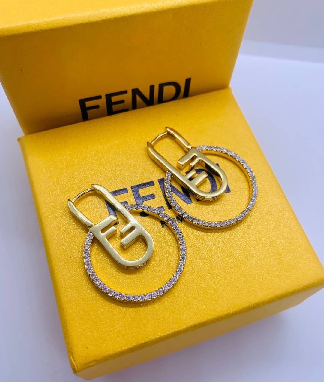 Fendi earring ต่างหูเฟนดิ เกรดออริจินอล งานเคลือบโลหะทอง ไม่ลอกไม่ดำ เงาสวยคล้ายของจริงมากที่สุด สวยหรูหรา ผู้ดี ไฮโซสุดๆ งานเล่นไฟสวยมากค่ะ คอนเฟิม !!!!! เกรดสั่งทำแบบละเอียดที่สุด เก็บรายละเอียดครบ ปั้มโลโก้ สวยมากค่ะ