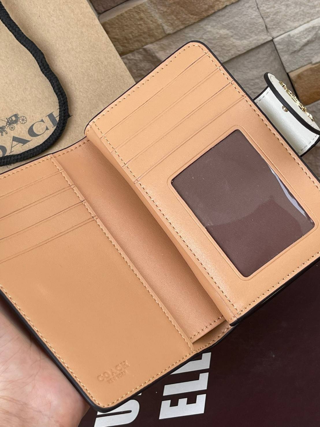 Coach Medium Corner Zip Wallet In Signature Canvas With Hunting Fishing Plaid Print (C6011) กระเป๋าสตางค์ขนาดกลางที่ถือว่าเป็นไอเทม Must Have ของทุกเพศทุกวัยที่ต้องพกติดตัวไว้ตลอดเวลา เพราะนอกจากจะช่วยจัดเก็บเงิน บัตรประชาชน บัตรเครดิตและต่าง ๆ ให้เป็นระเ